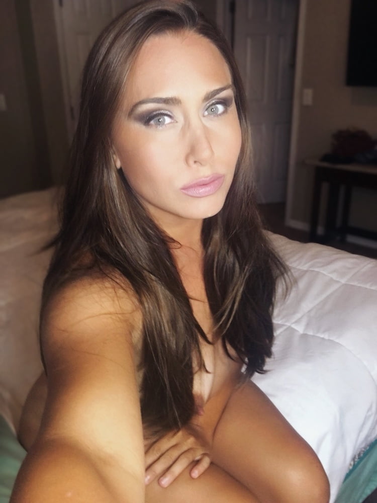 Gorgeous Brunette MILF shows her Stuff