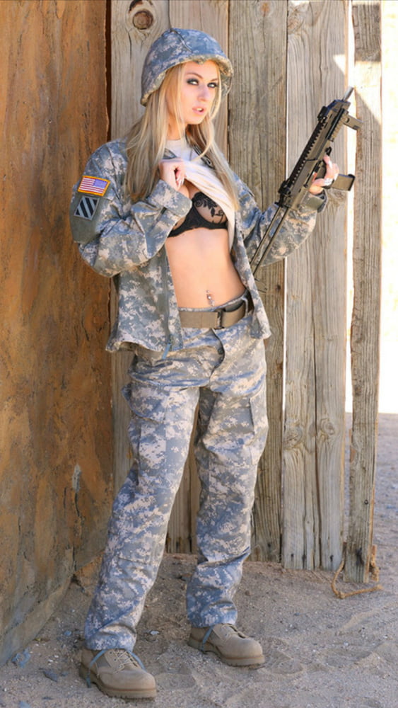 Chicks & Guns 4