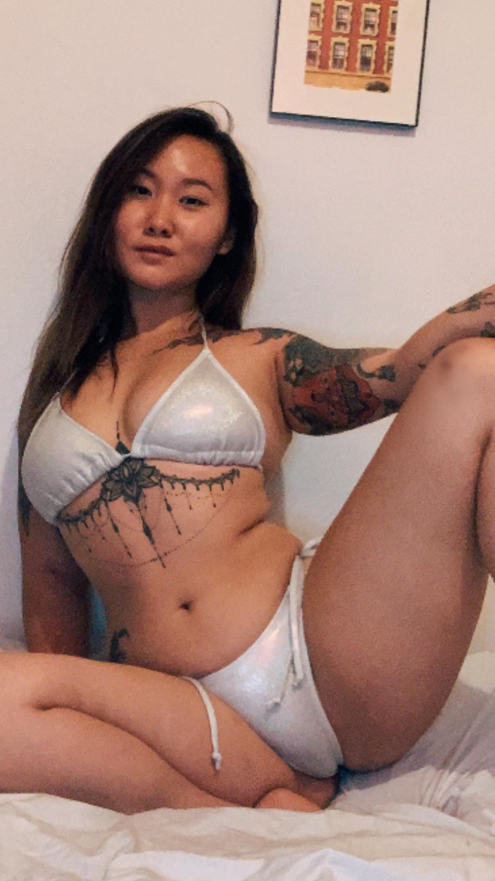 Chicks Spreading It 10