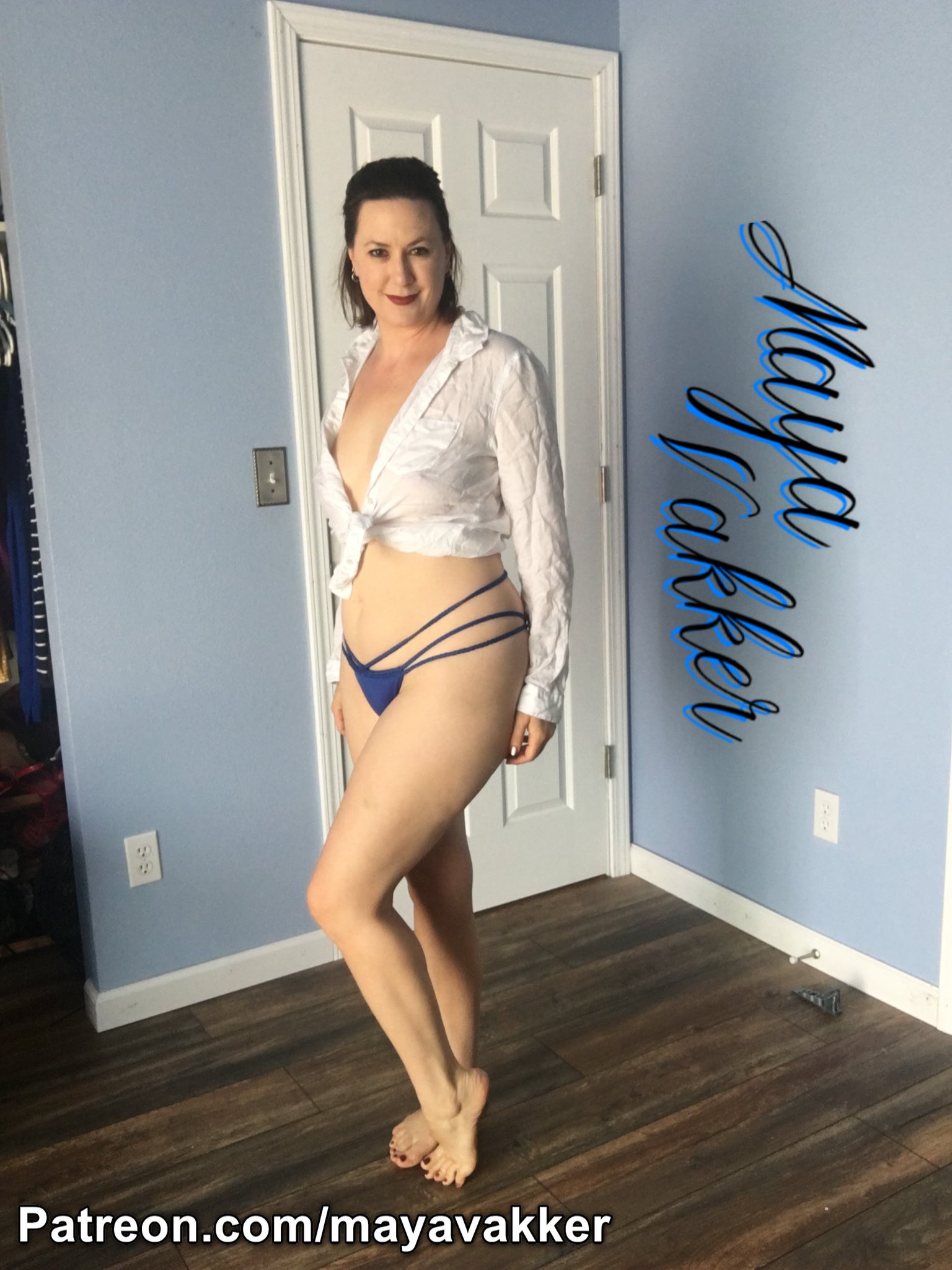 Daring Exhibitionist Maya Vakker