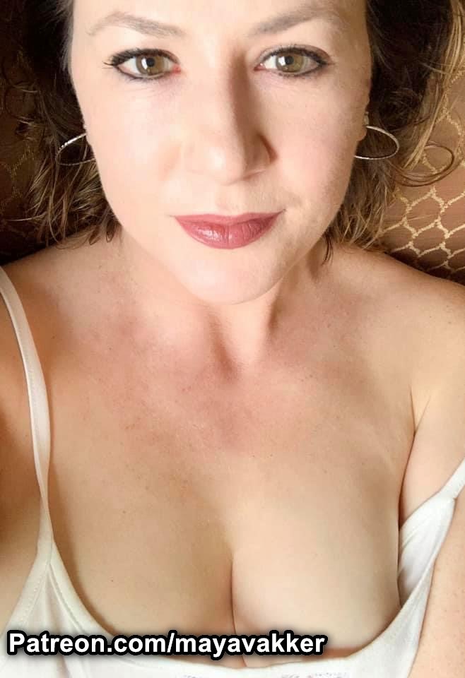 Daring Exhibitionist Maya Vakker