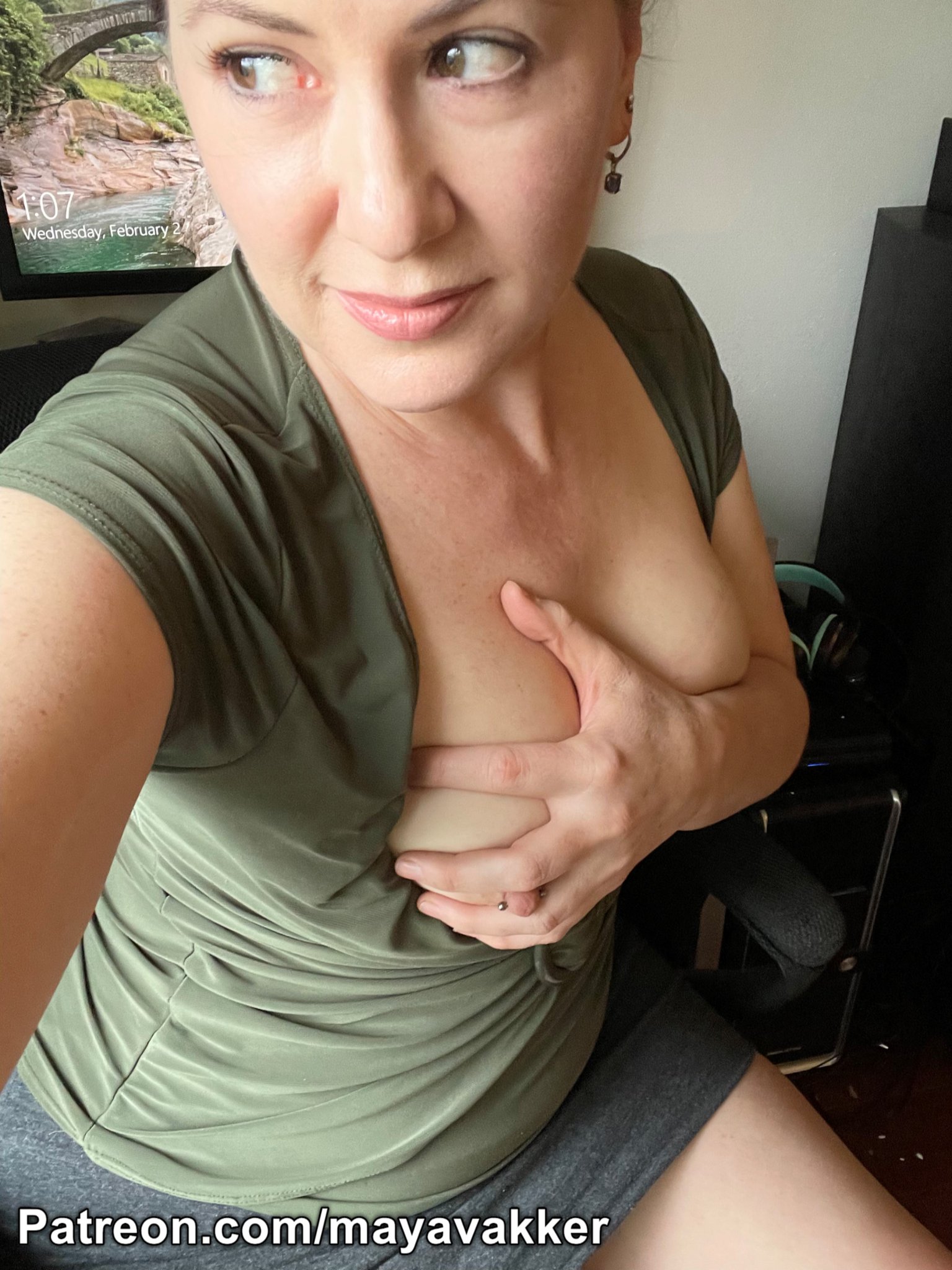 Daring Exhibitionist Maya Vakker