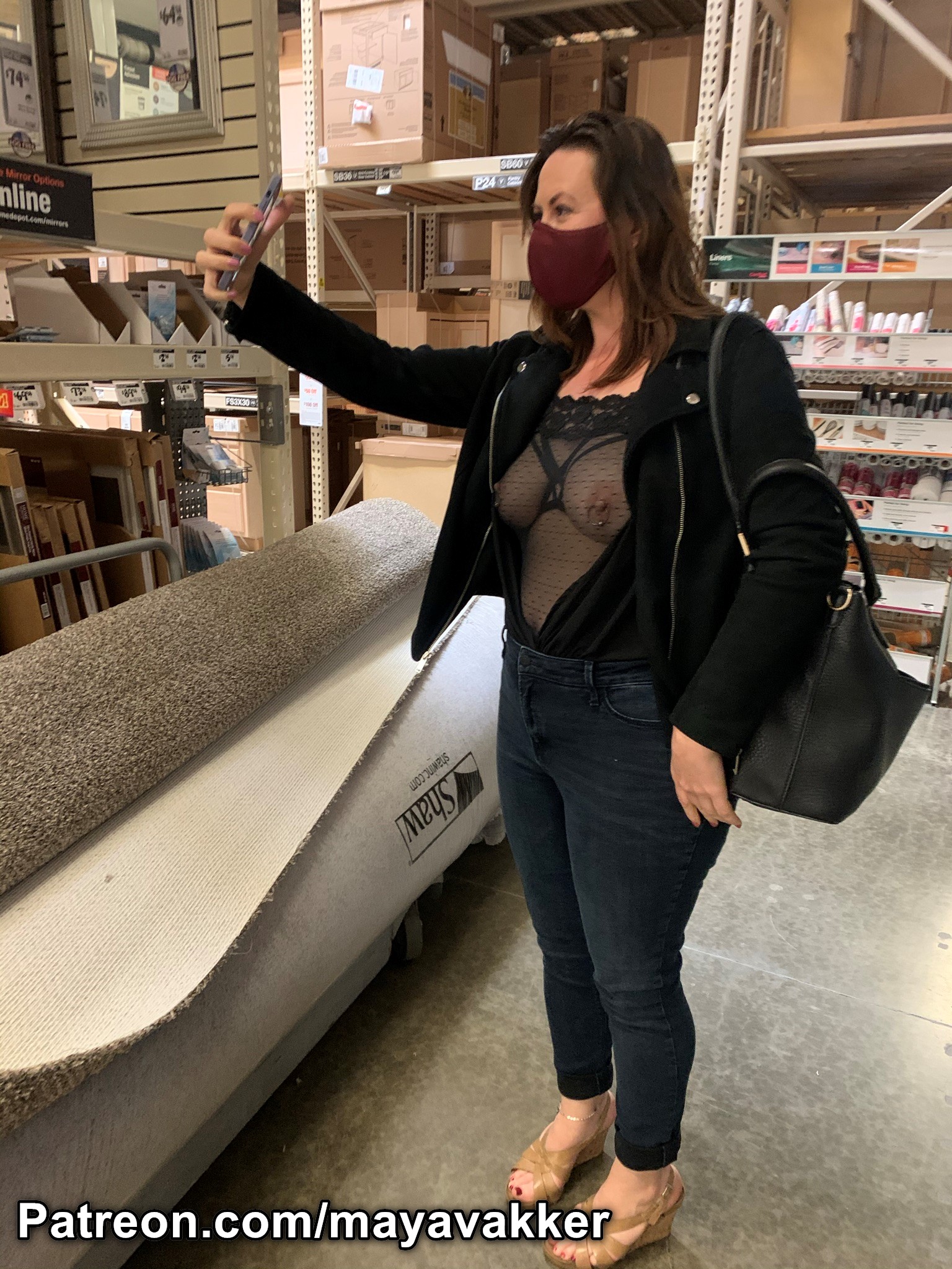 Daring Exhibitionist Maya Vakker