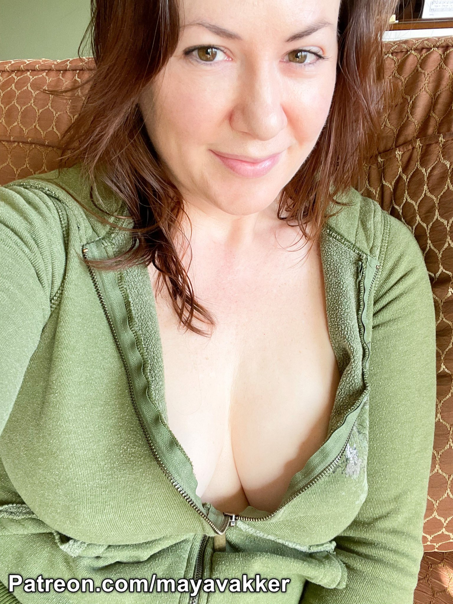 Daring Exhibitionist Maya Vakker