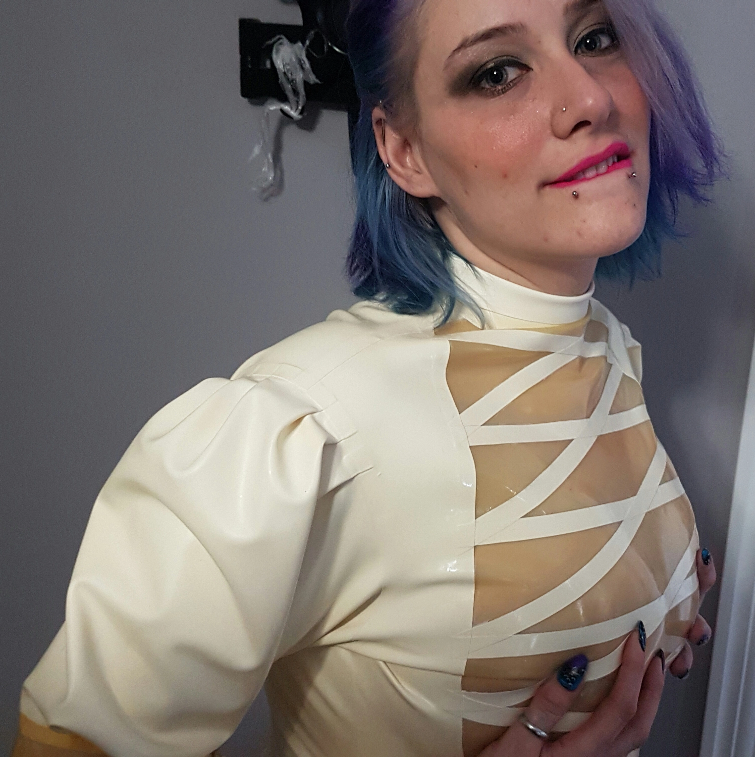 Gorgeous Busty Swingingnurse