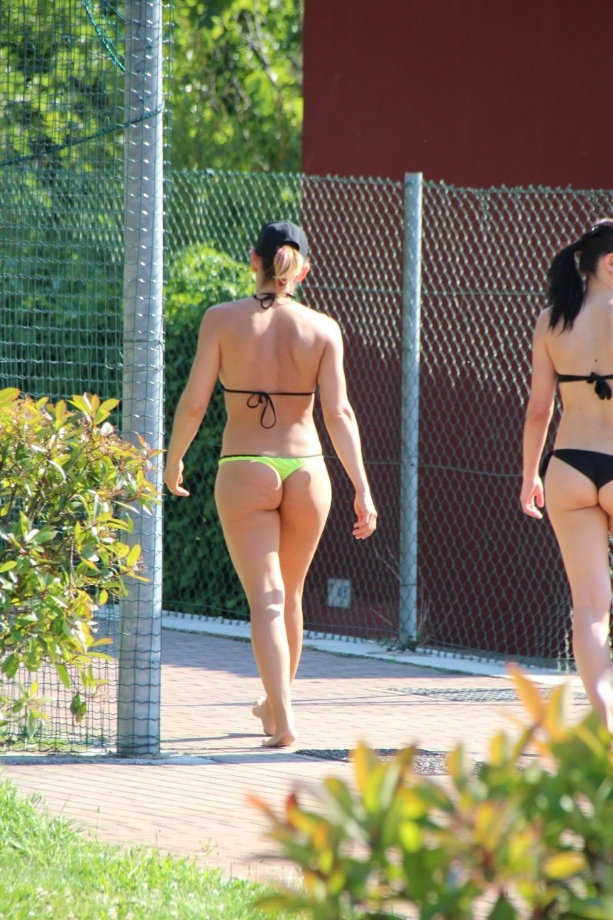 Candid Thong Bikini Teens in Park (12 pictures) image pic