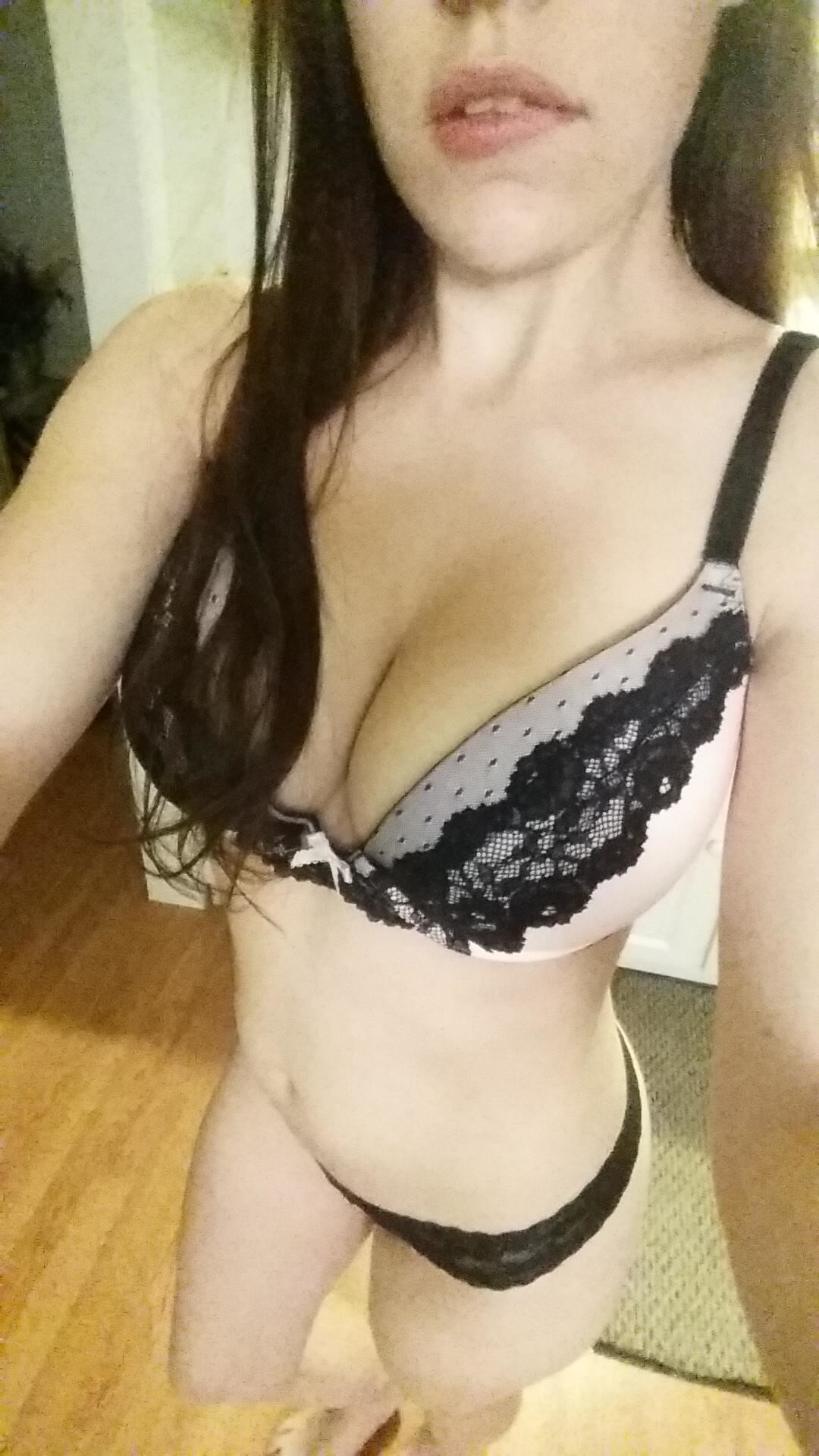 amateur teen brunette slut nude selfie