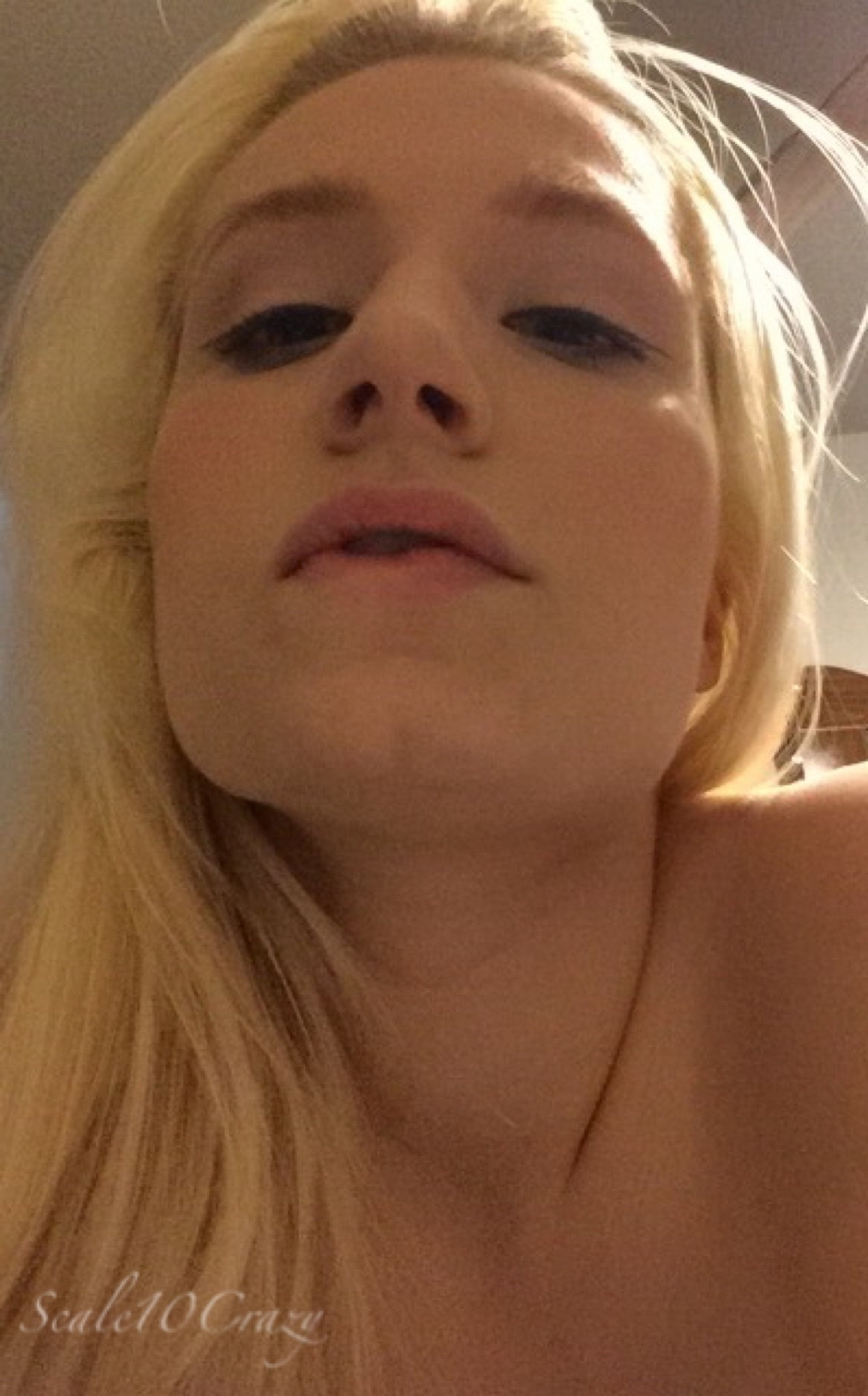 Scale10Crazy Blonde Selfies