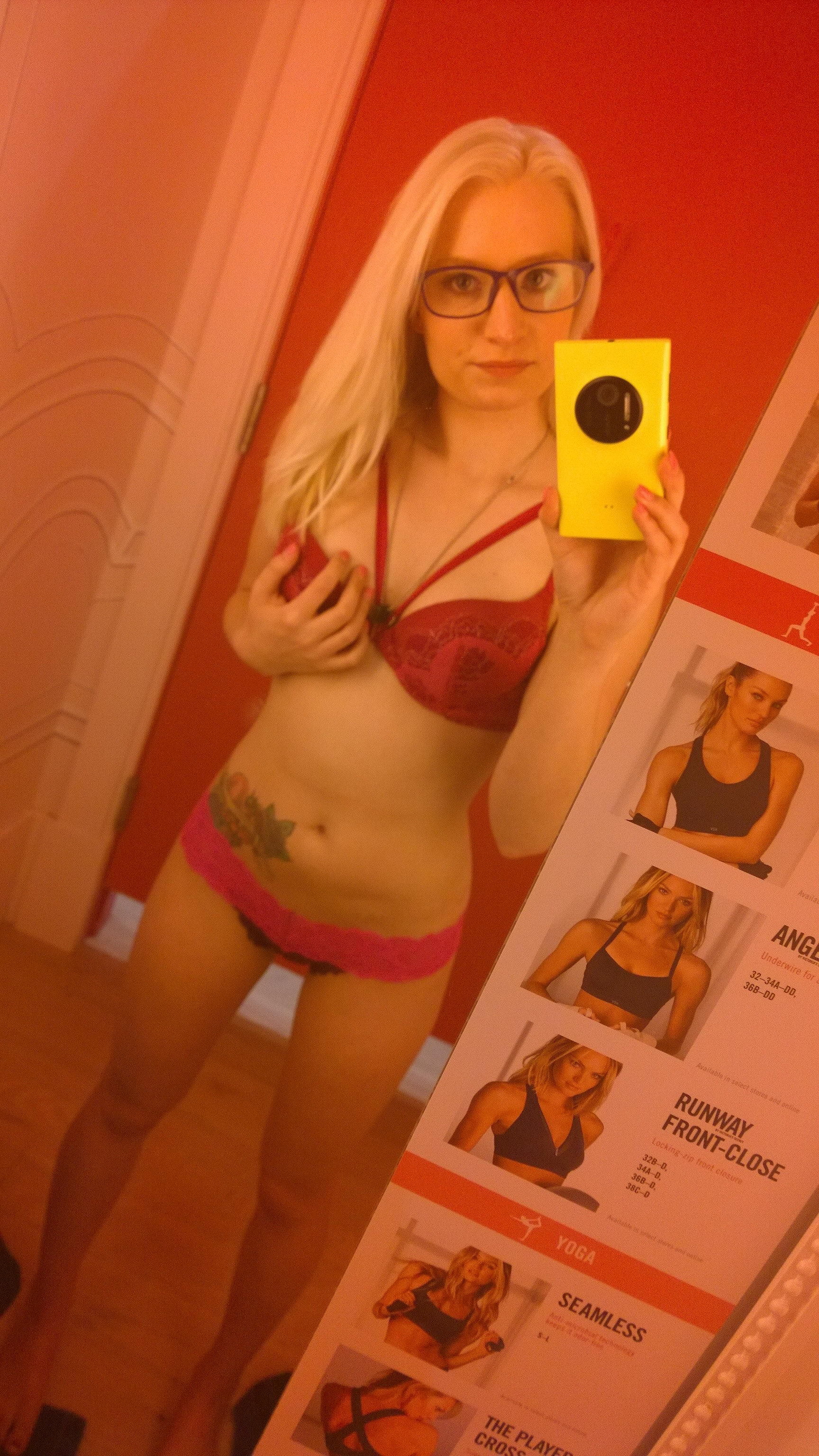 Scale10Crazy Blonde Selfies