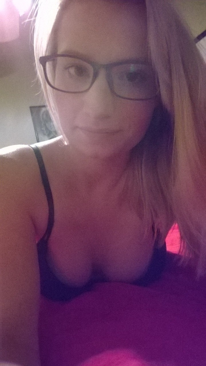 Scale10Crazy Blonde Selfies