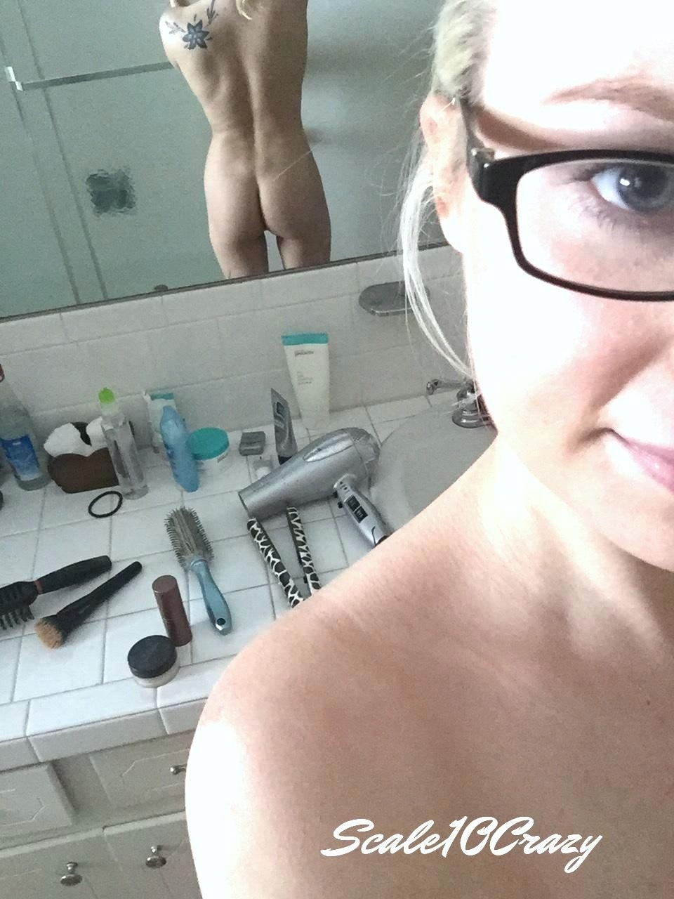 Scale10Crazy Blonde Selfies