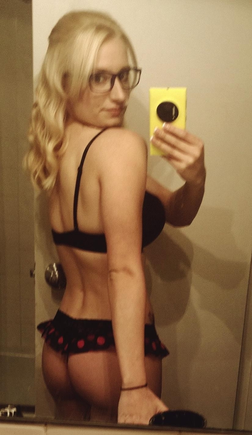 Scale10Crazy Blonde Selfies