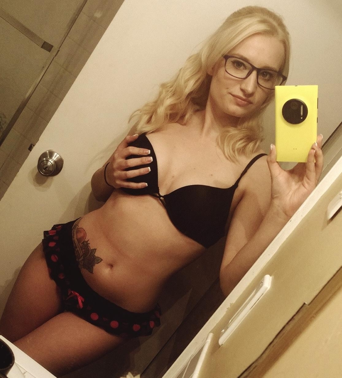 Scale10Crazy Blonde Selfies