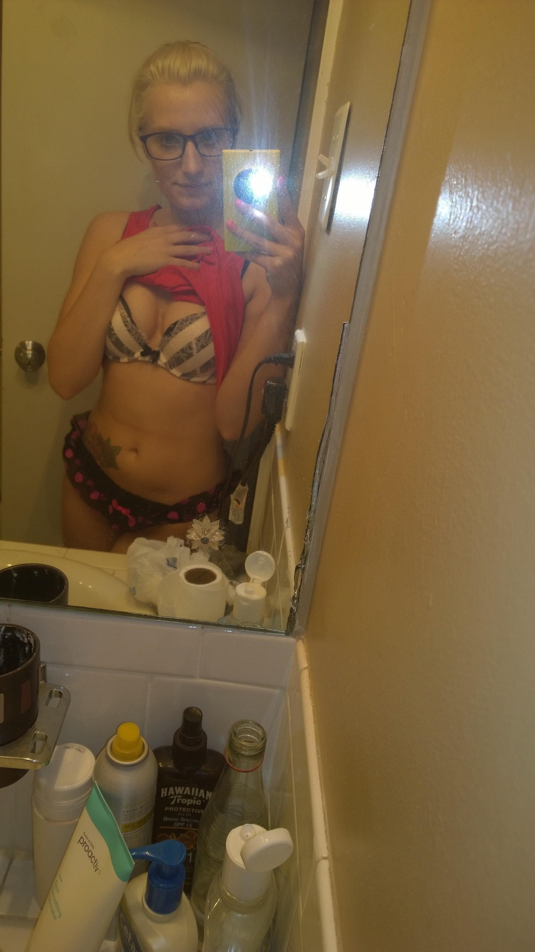 Scale10Crazy Blonde Selfies