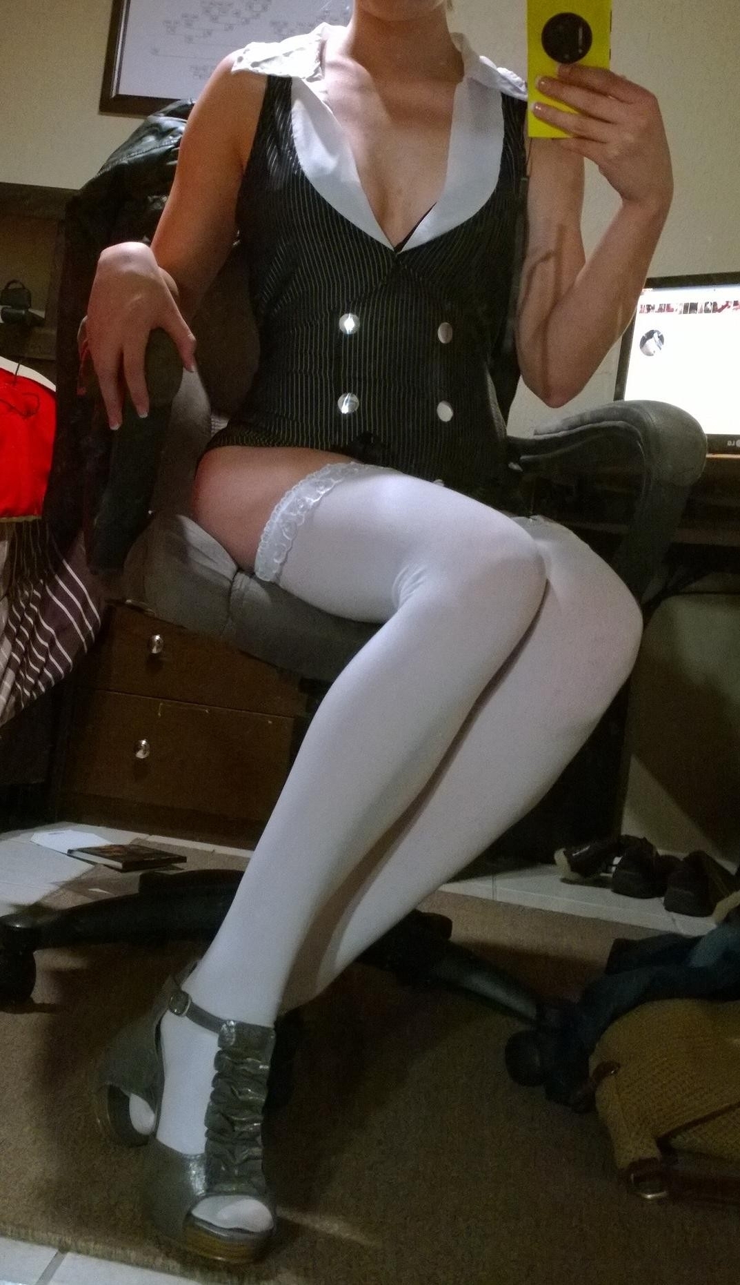 Scale10Crazy Blonde Selfies