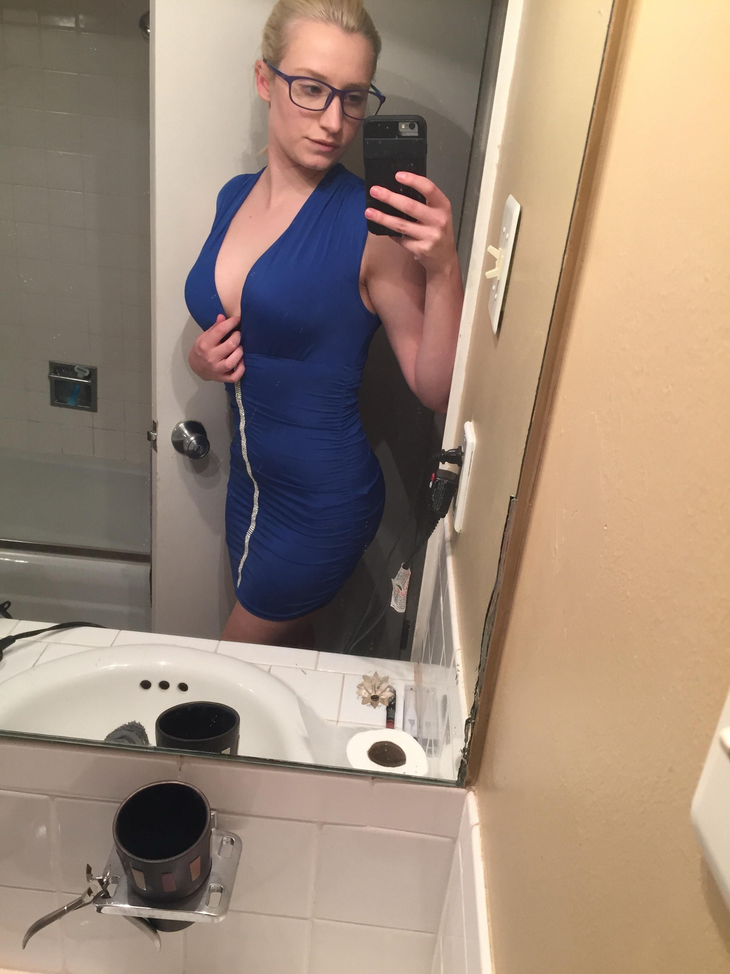 Scale10Crazy Blonde Selfies