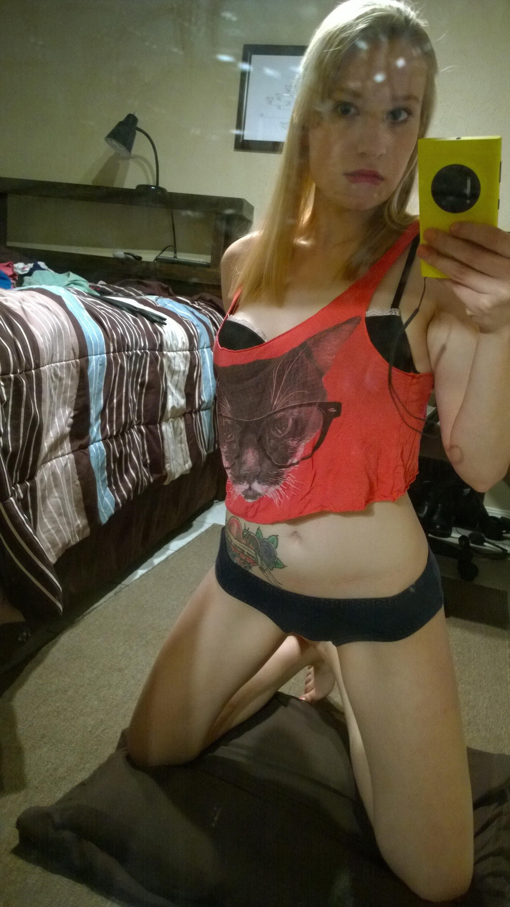 Scale10Crazy Blonde Selfies