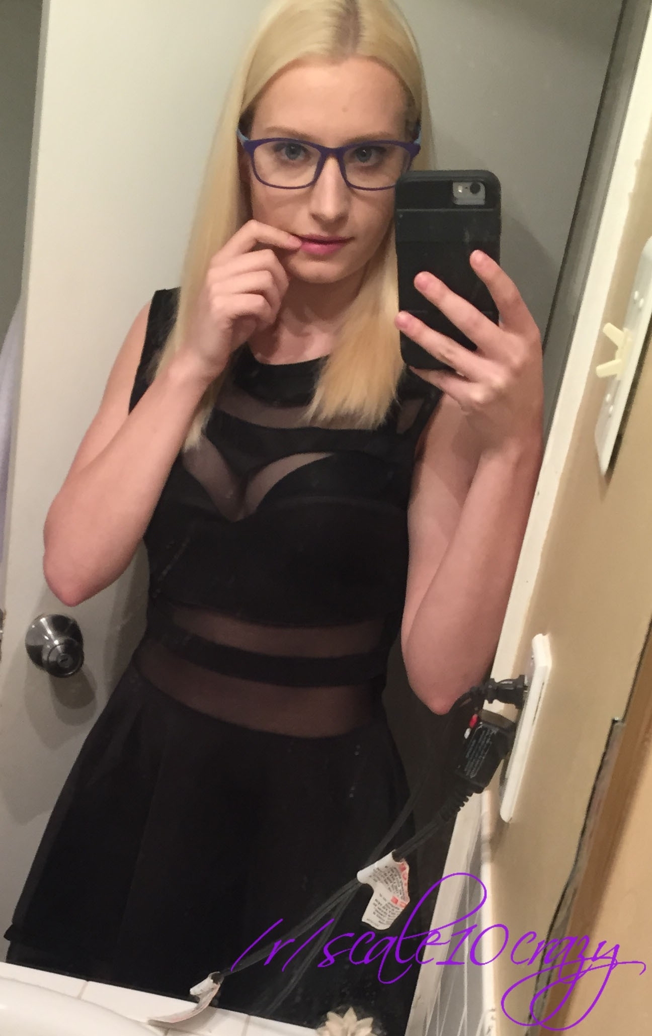 Scale10Crazy Blonde Selfies