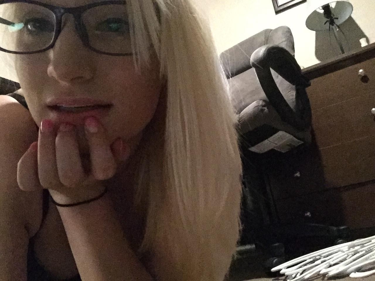 Scale10Crazy Blonde Selfies