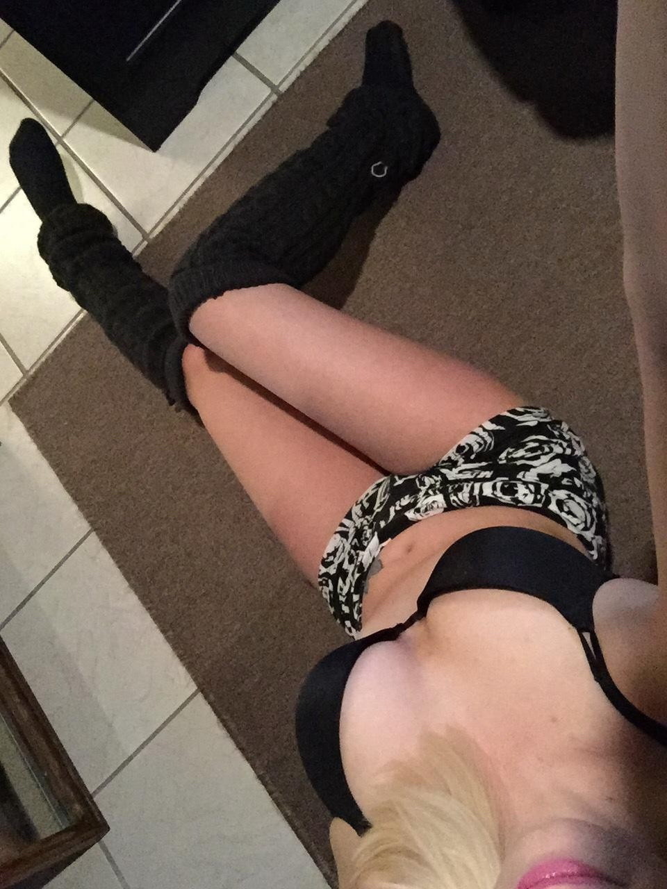 Scale10Crazy Blonde Selfies