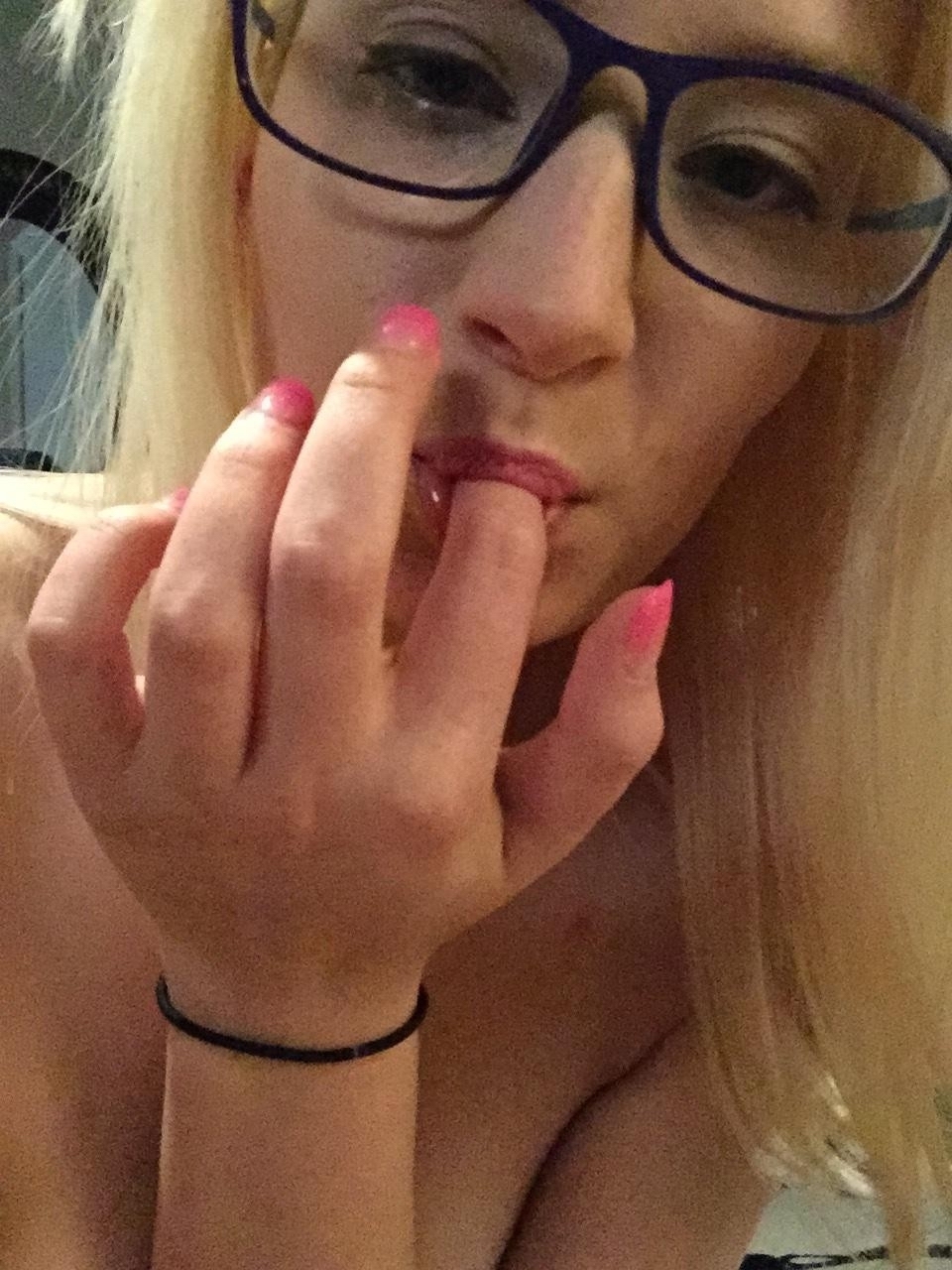 Scale10Crazy Blonde Selfies