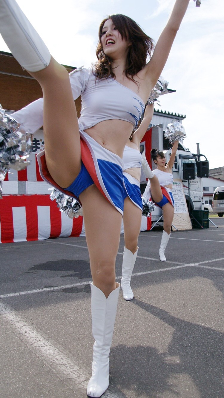 Cheerleading Parade in Japan With Exposed Panties (21 pictures)