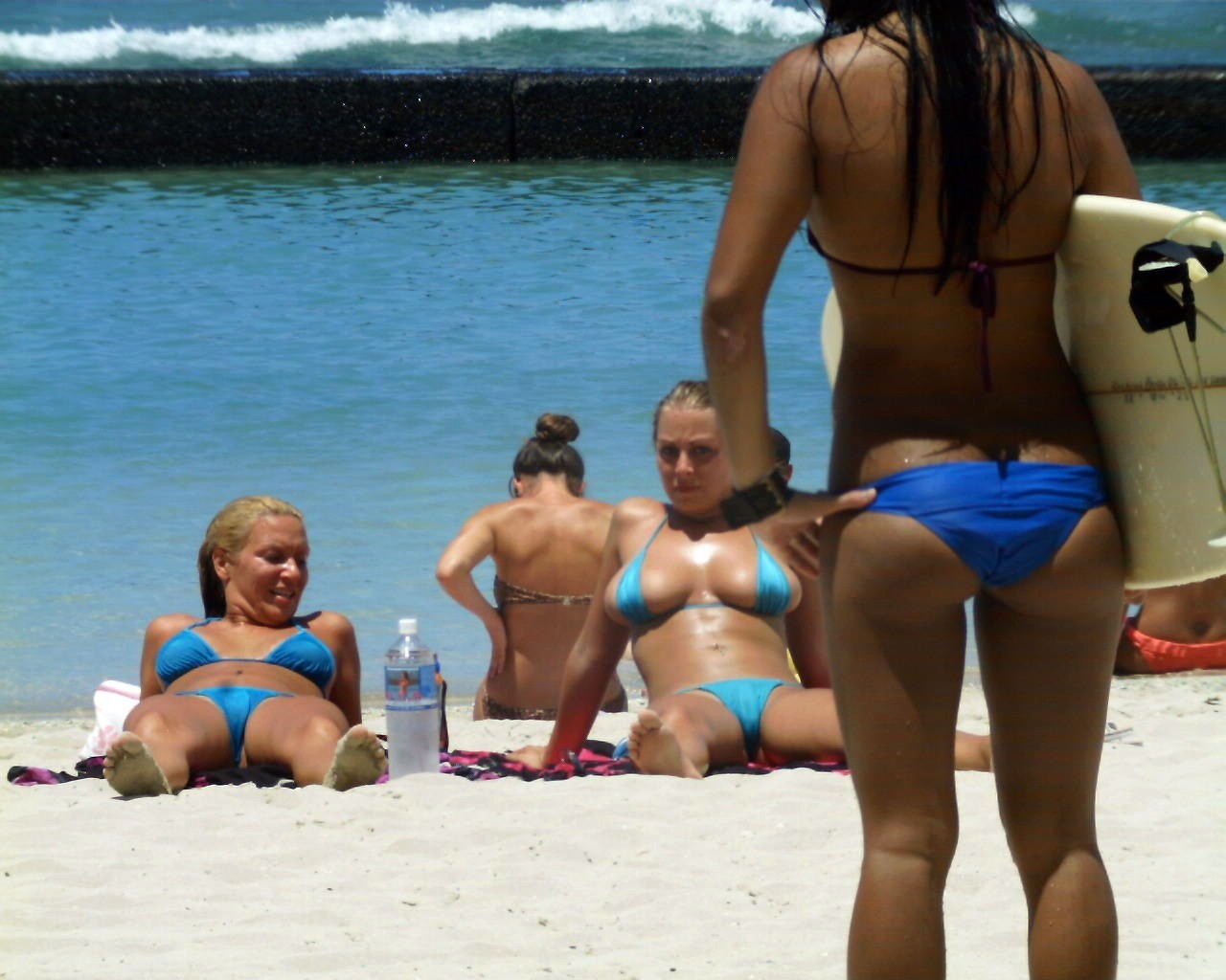 Бессовестные девушки на пляже