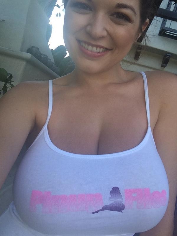 Tessa Fowler Selfies