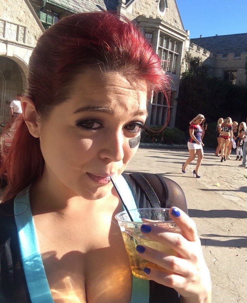 Tessa Fowler Selfies