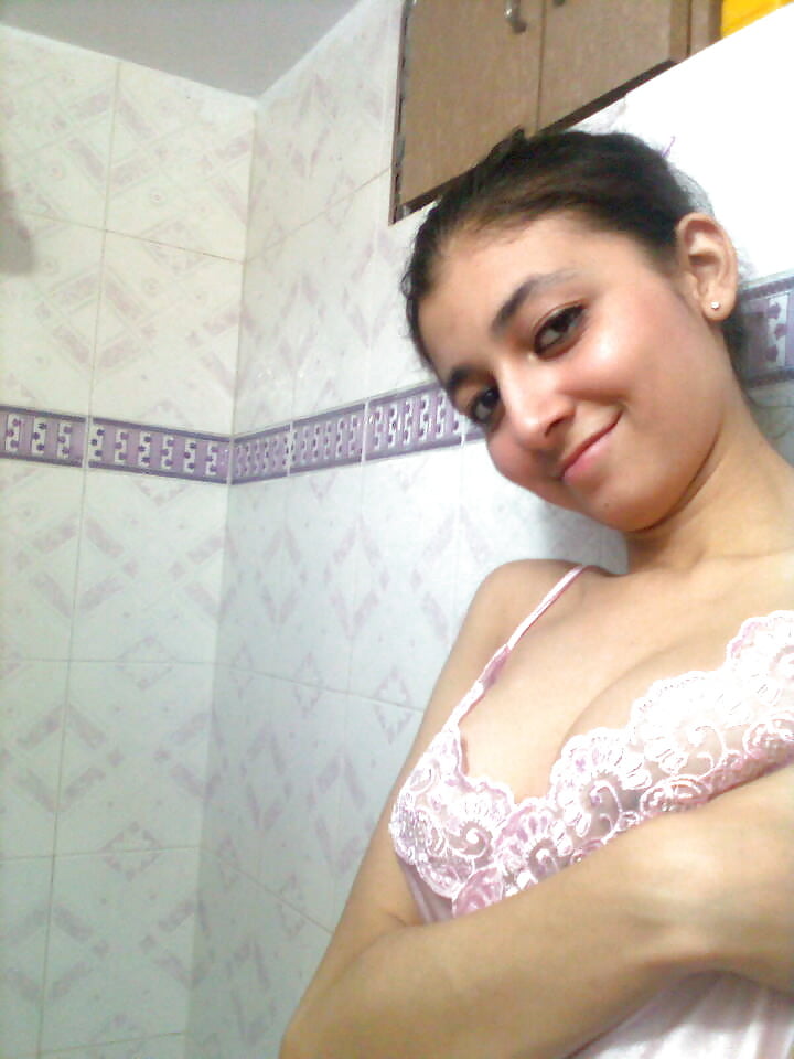 Desi Pretty Nude - Very Cute Desi Girl Nude in Bathroom (28 pictures) - Shooshtime