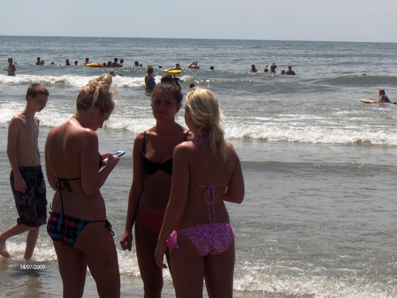 Bikini Beach Voyeur (55 pictures)