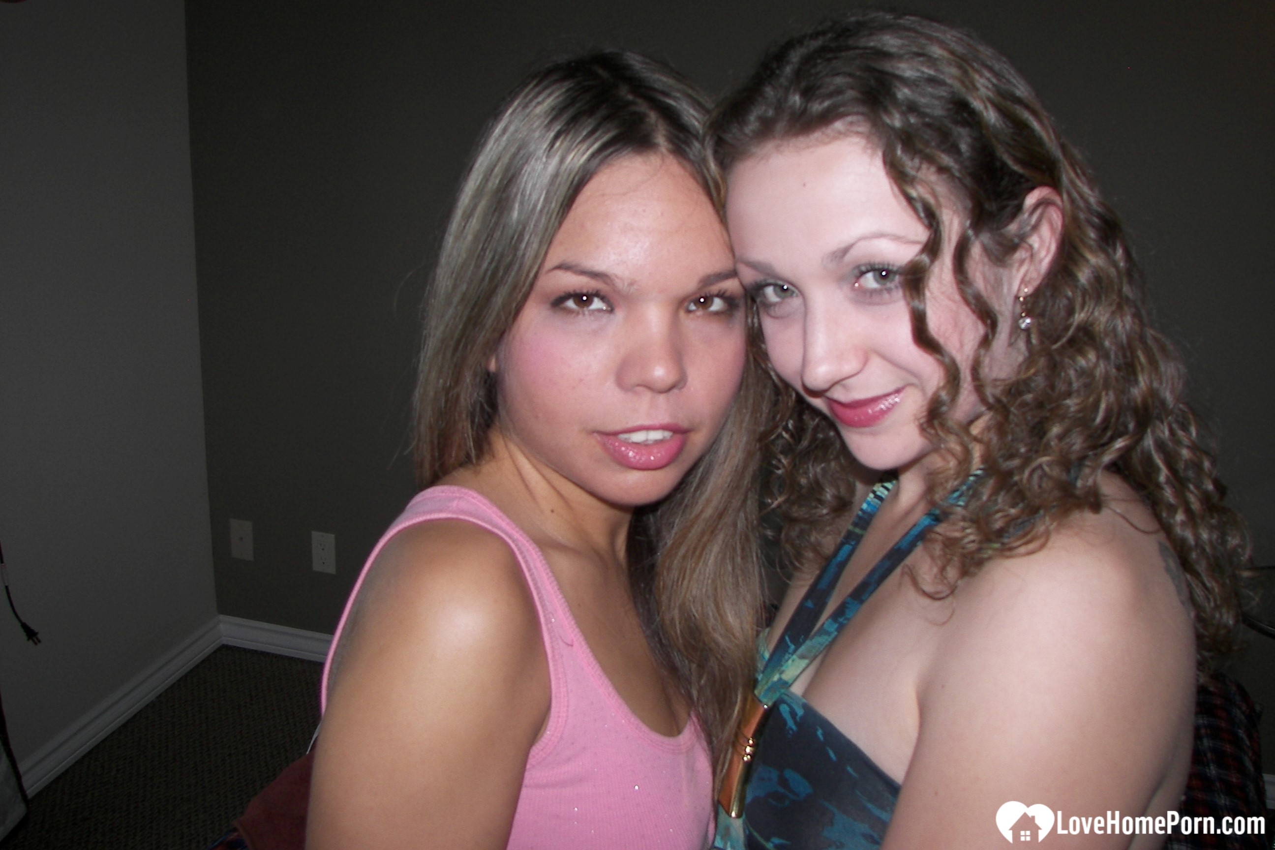 College girls get naked and experiment a bit (46 pictures)
