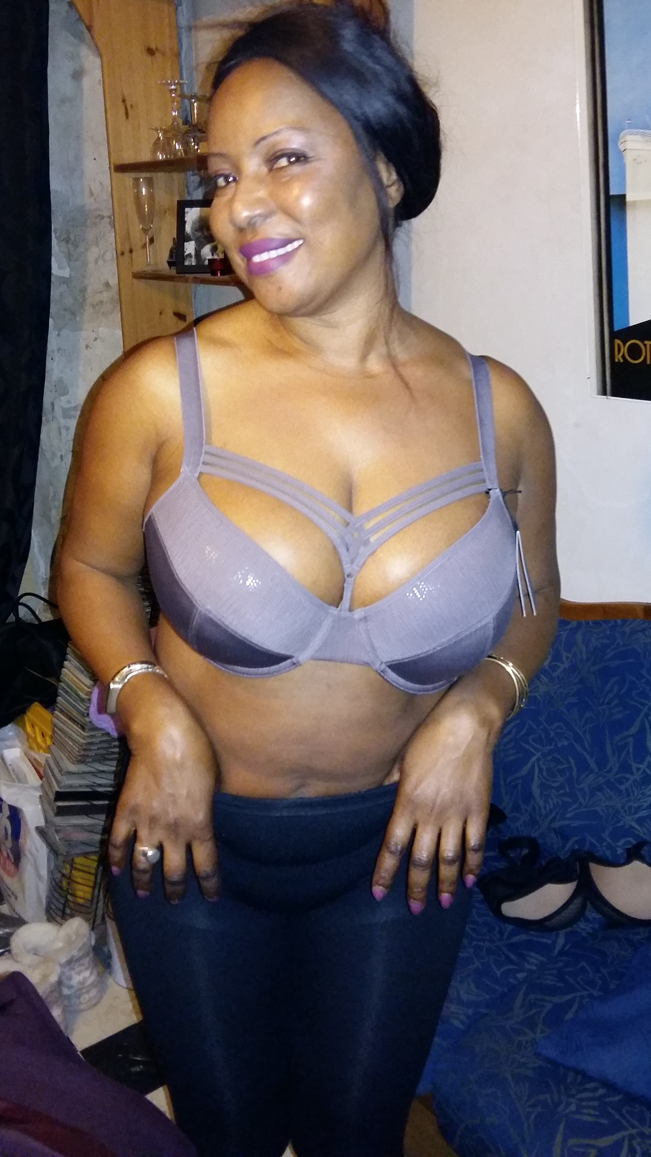 Big Tits Ebony MILF Ndey Posing Non-nude (6 pictures)