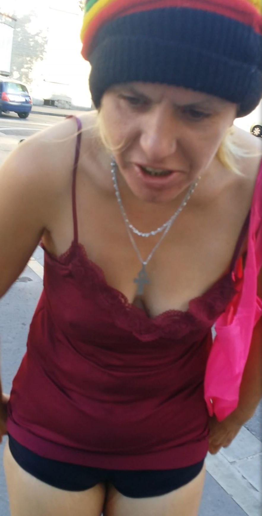 blonde moche dans la rue