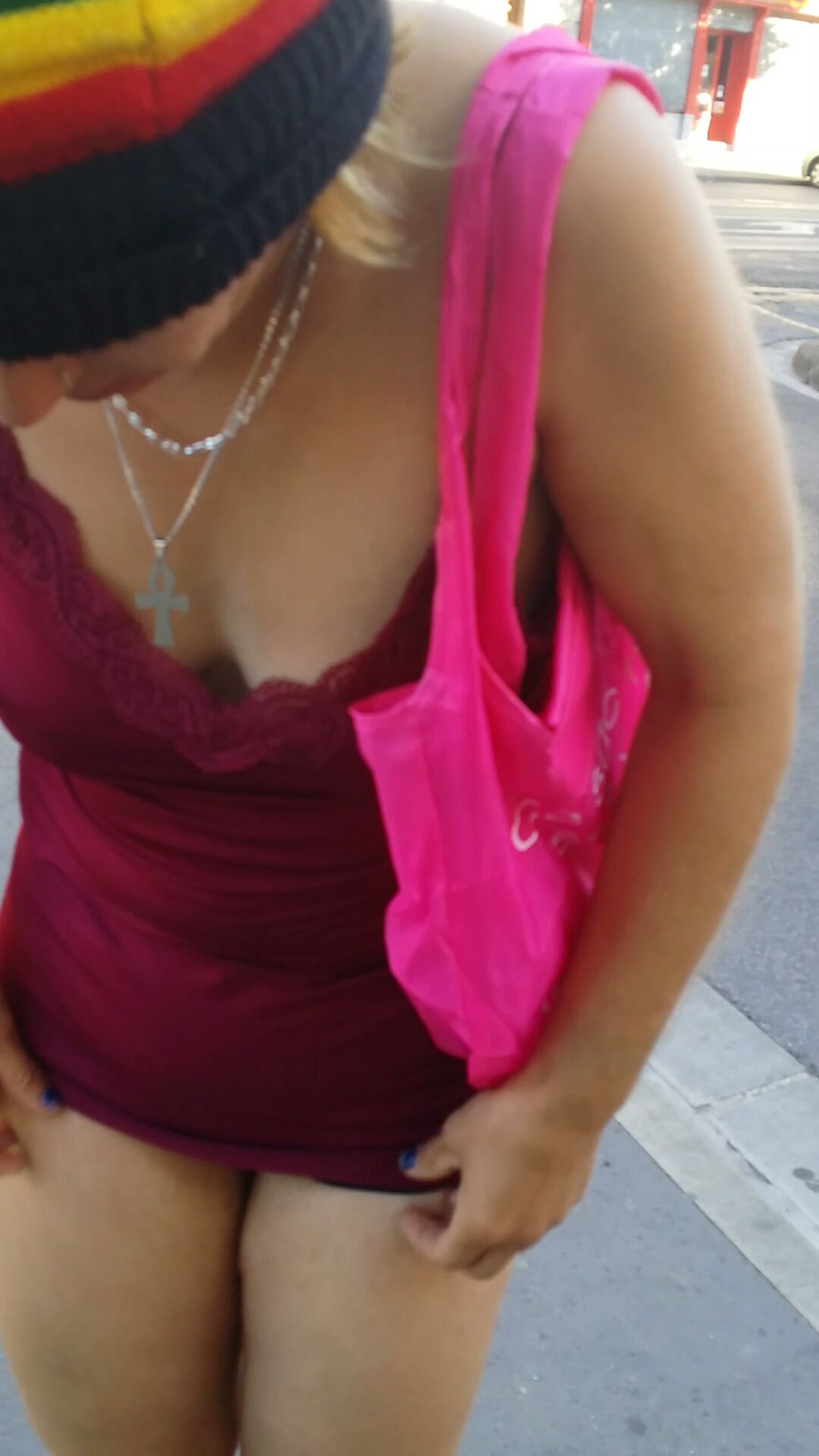 blonde moche dans la rue