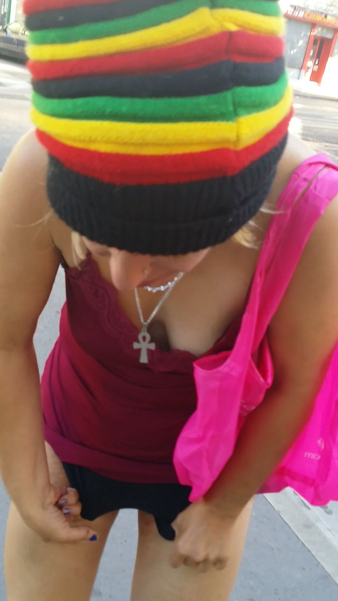 blonde moche dans la rue