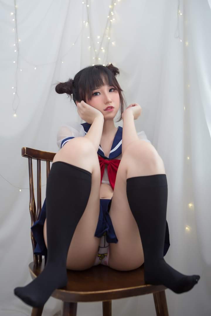 Chicks Spreading It 18