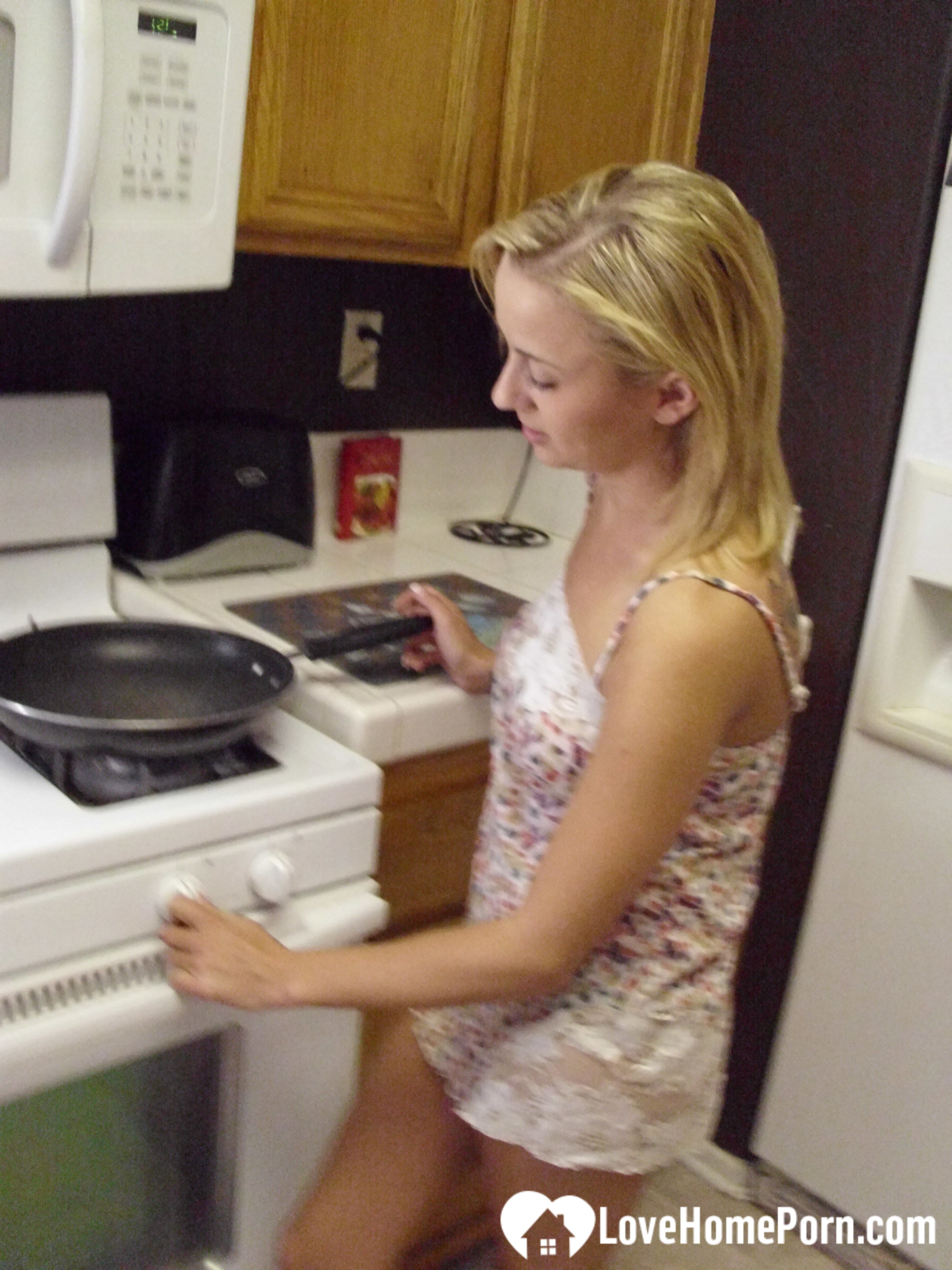 My wife really enjoys cooking while naked (62 pictures) - Shooshtime