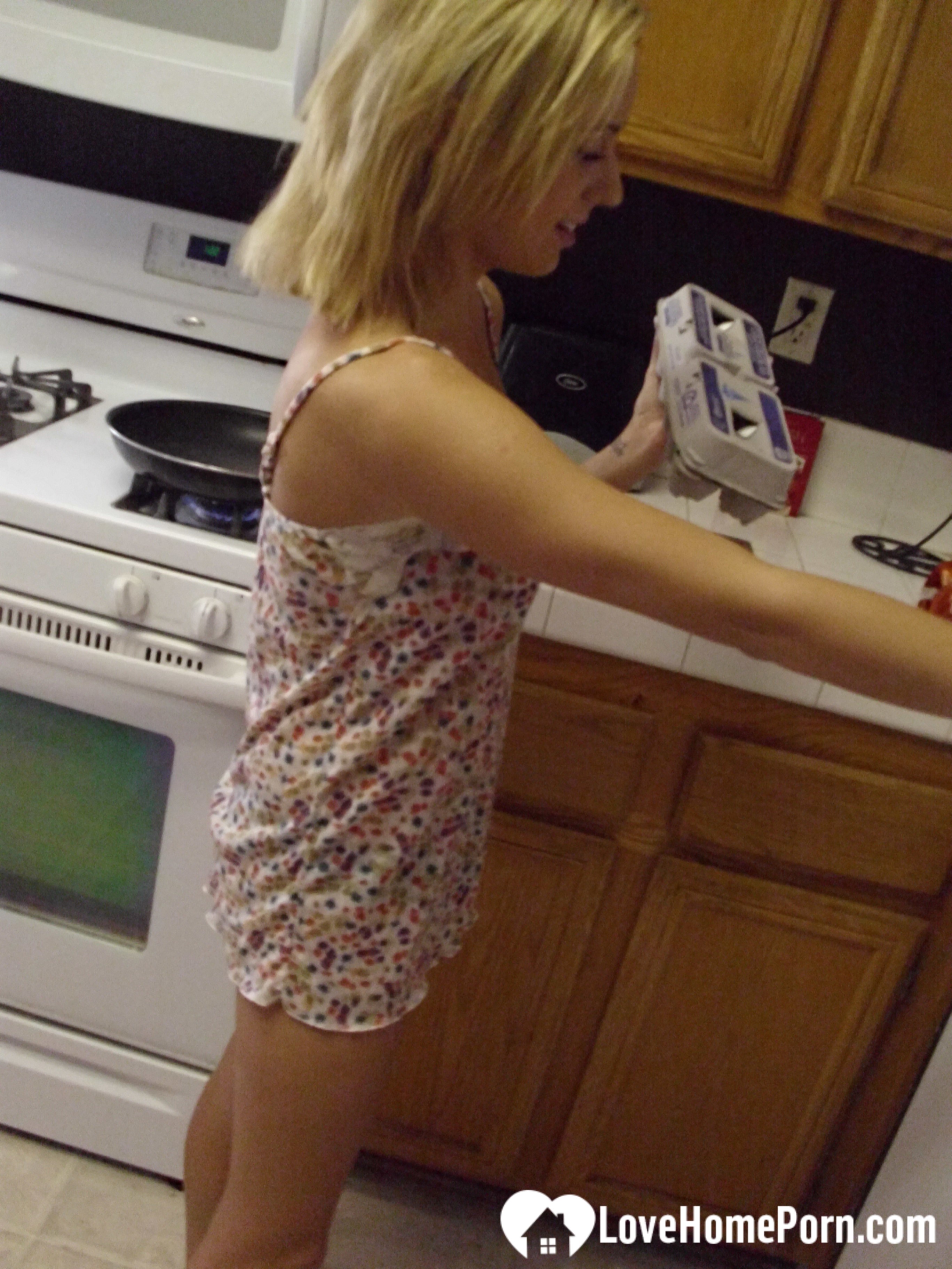 My wife really enjoys cooking while naked (62 pictures) - Shooshtime