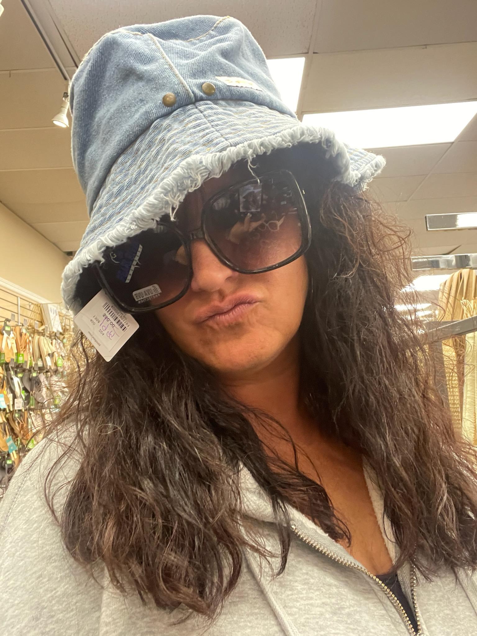 Anna's sweaty armpits