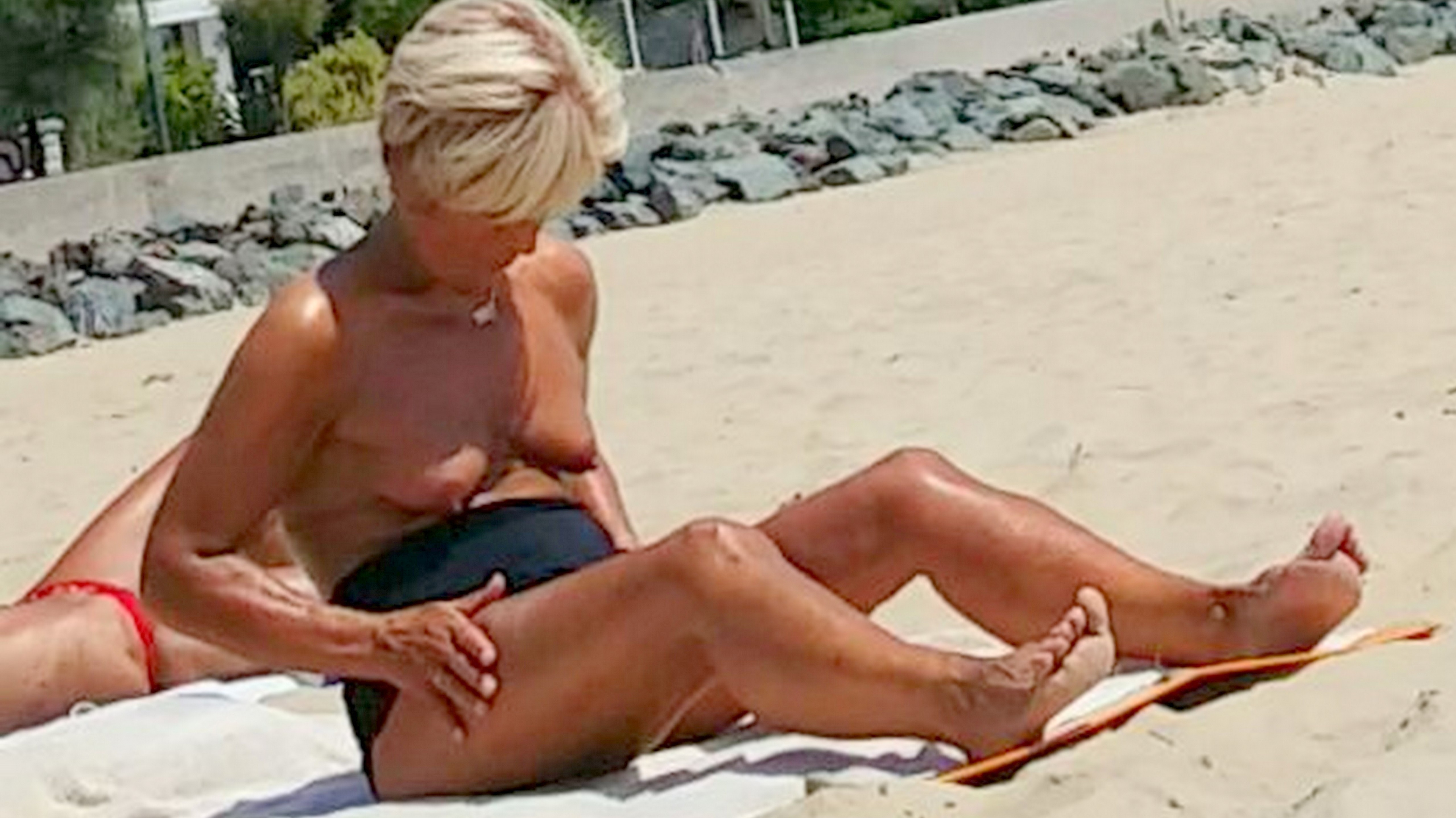 vieille blonde à la plage