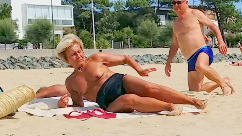 vieille blonde à la plage
