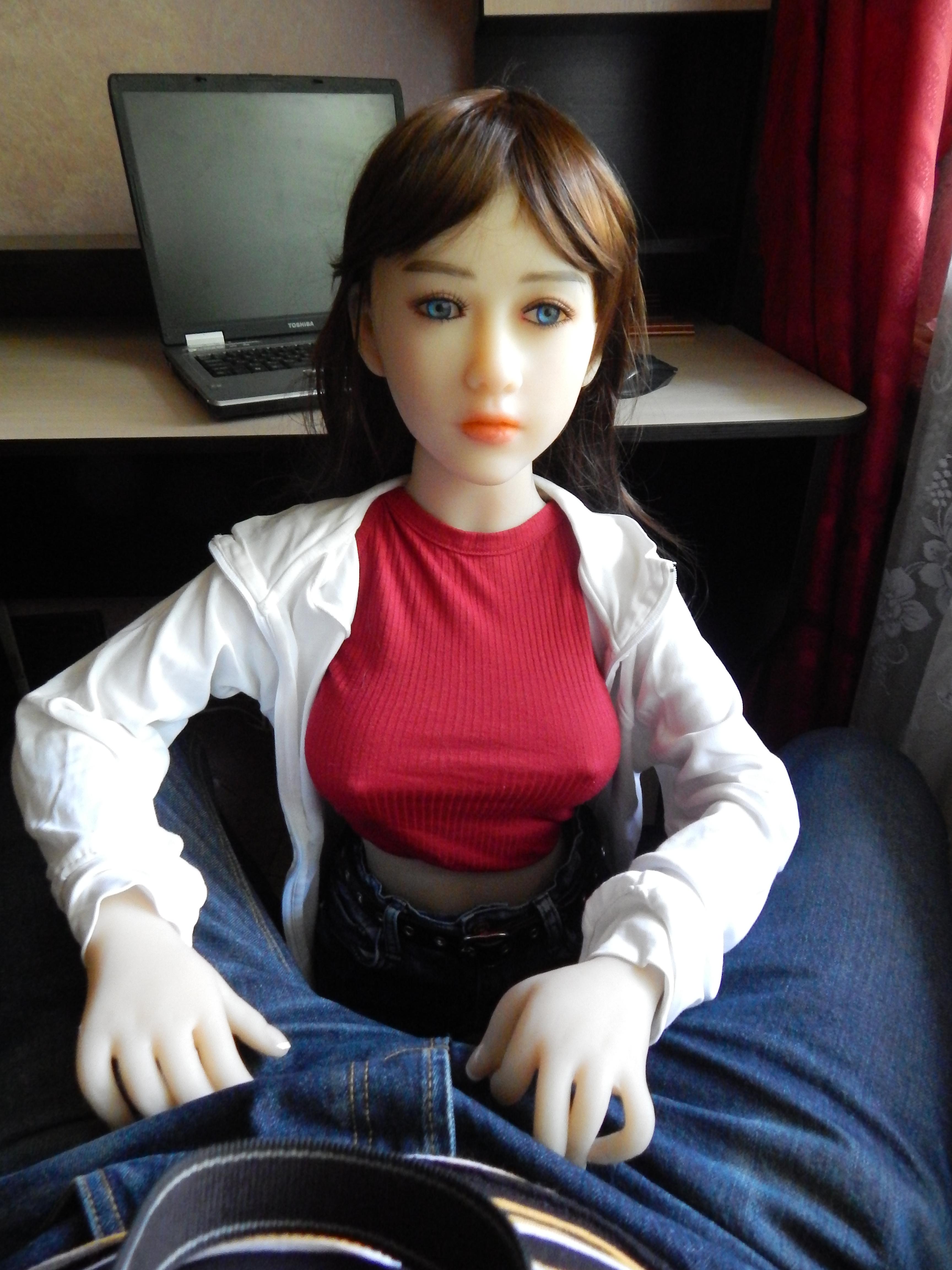 Kitty meets houseowner in her new room.