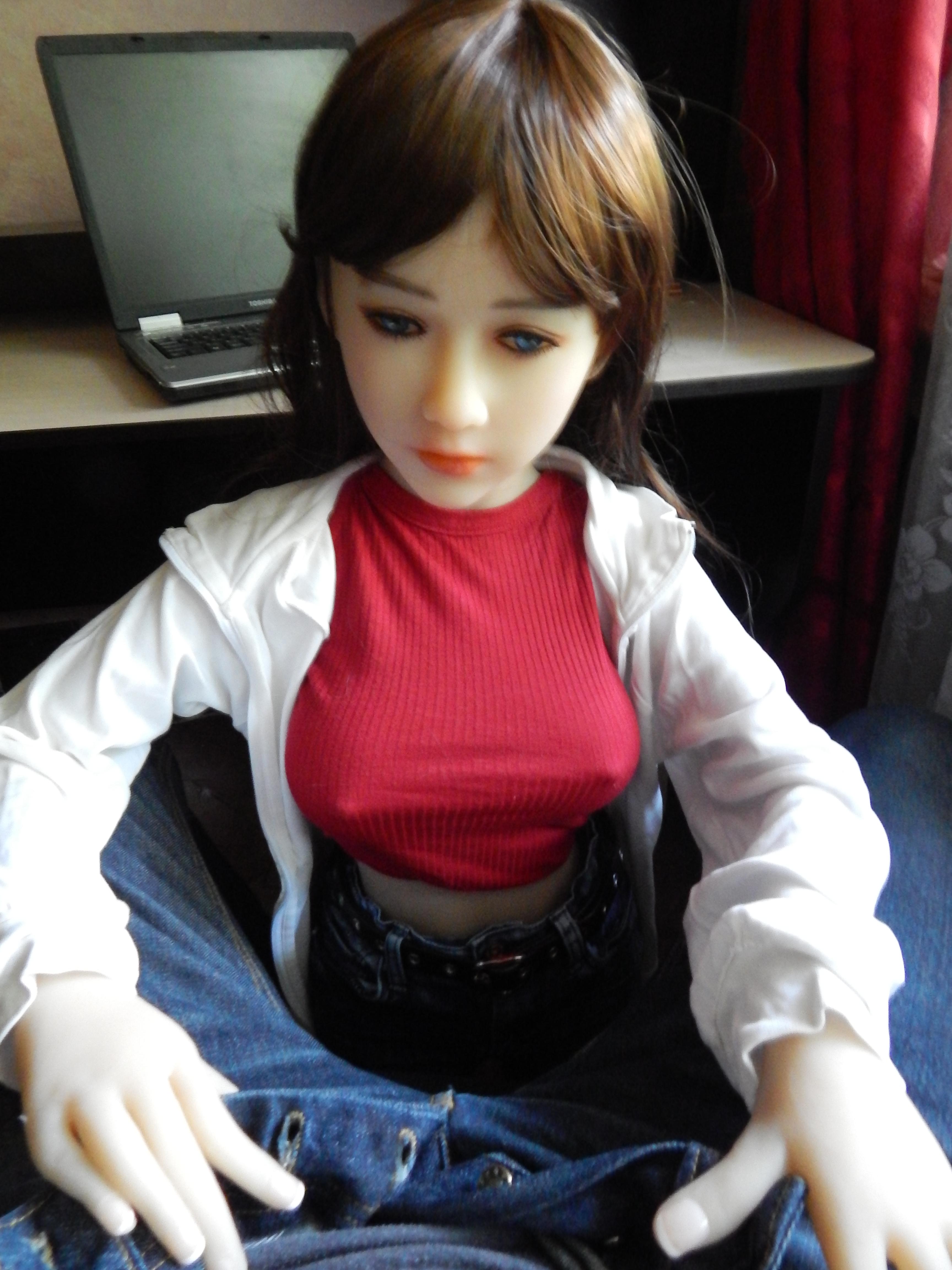 Kitty meets houseowner in her new room.