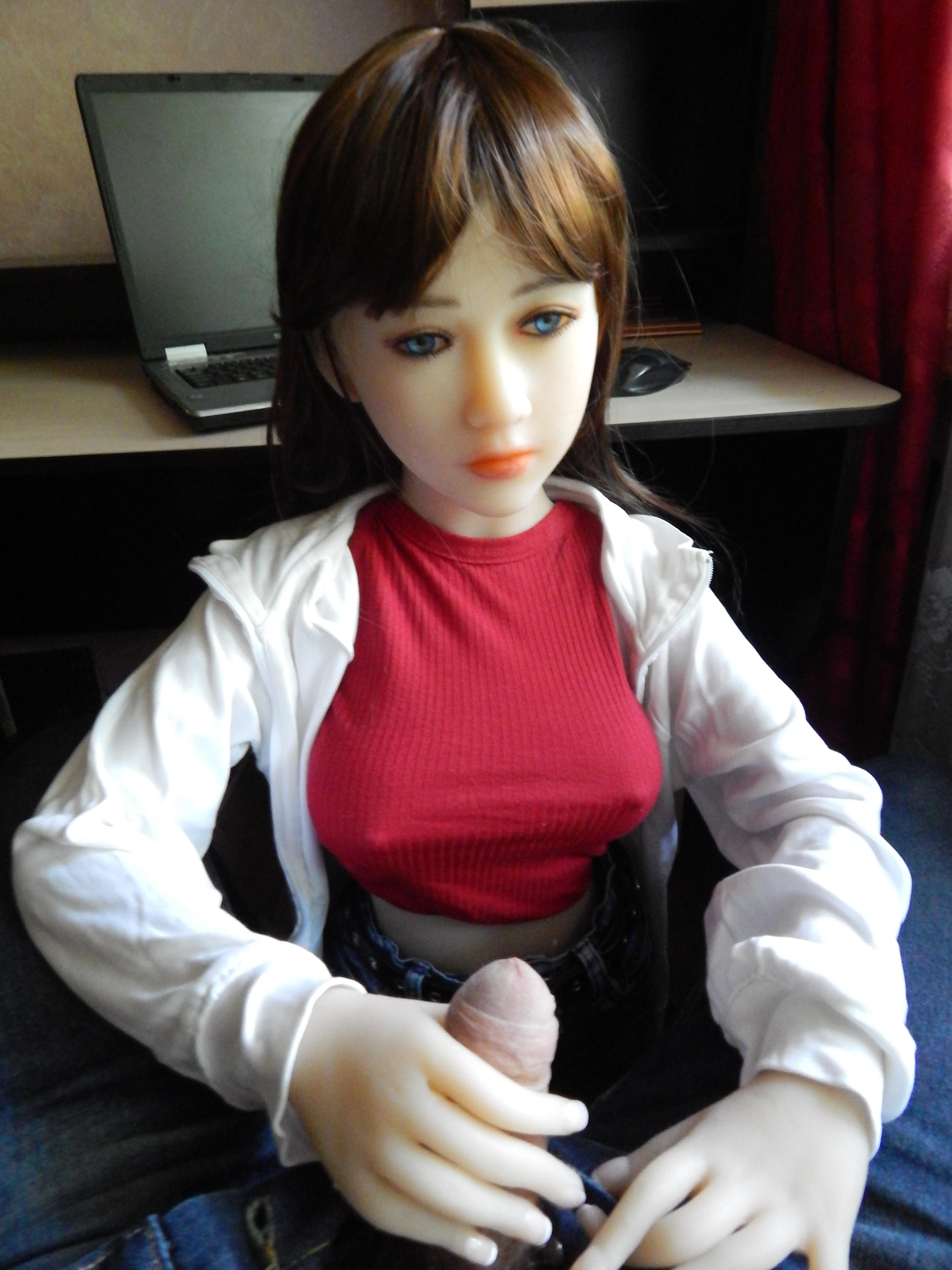 Kitty meets houseowner in her new room.