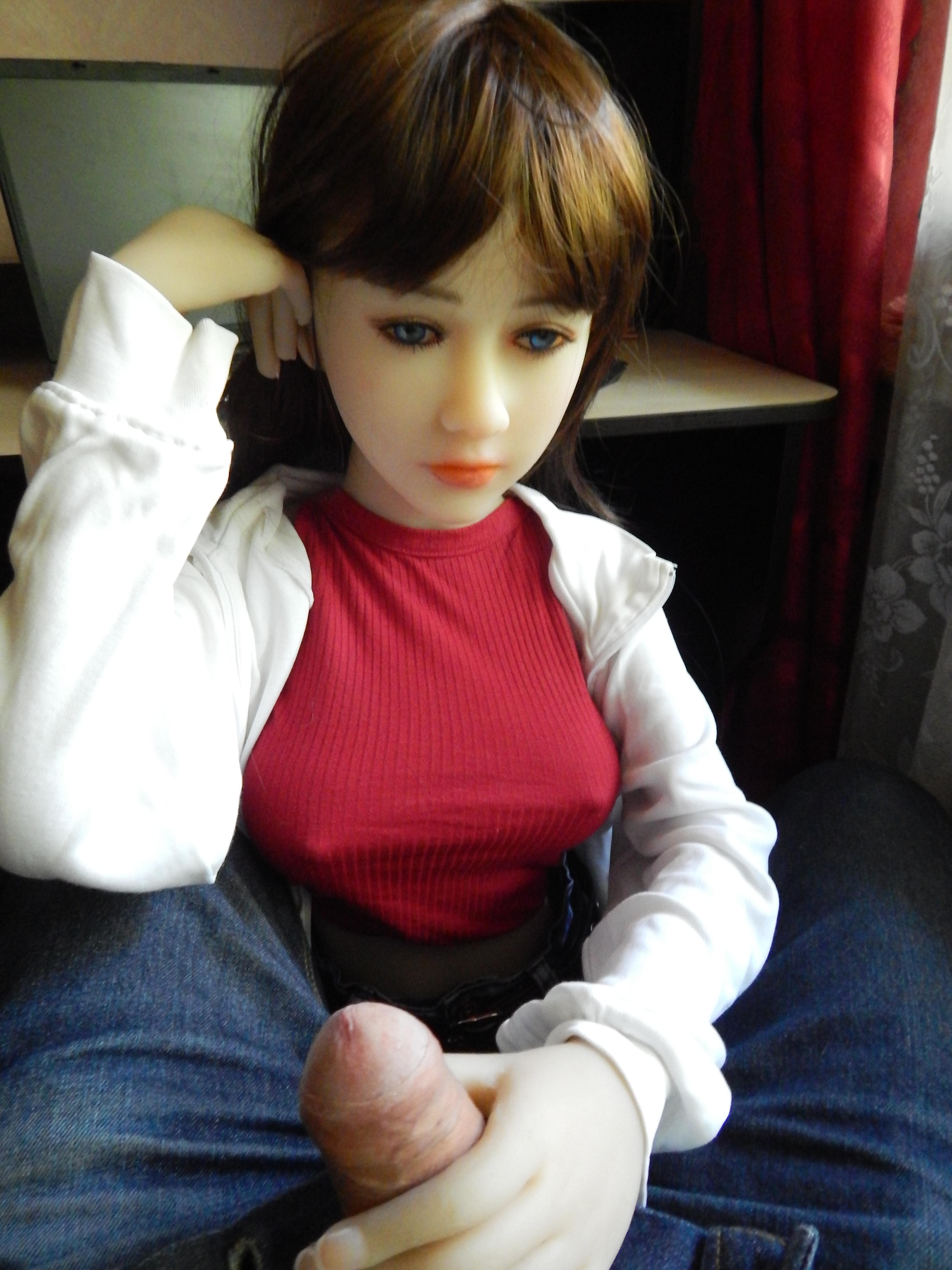 Kitty meets houseowner in her new room.