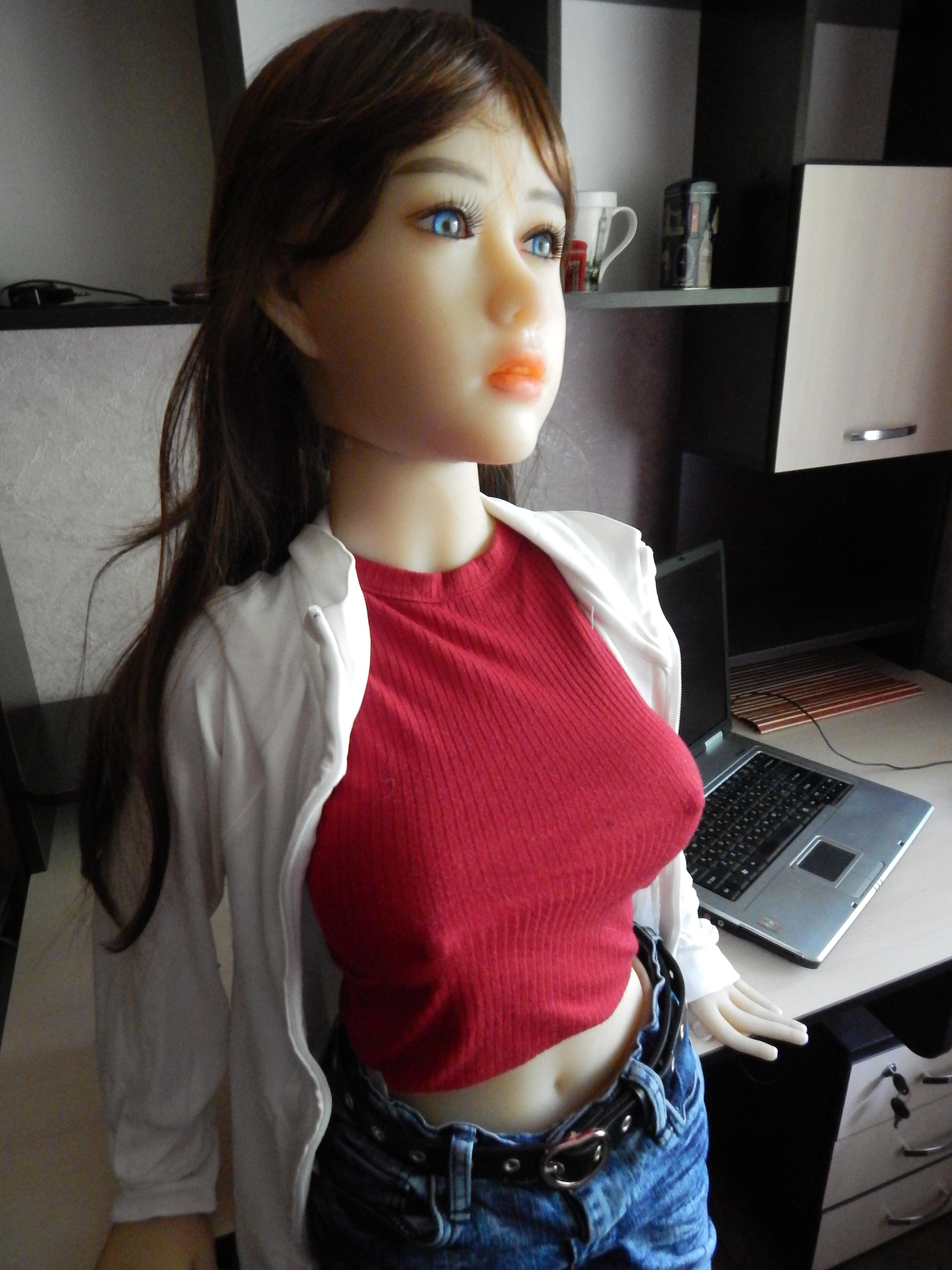 Kitty meets houseowner in her new room.