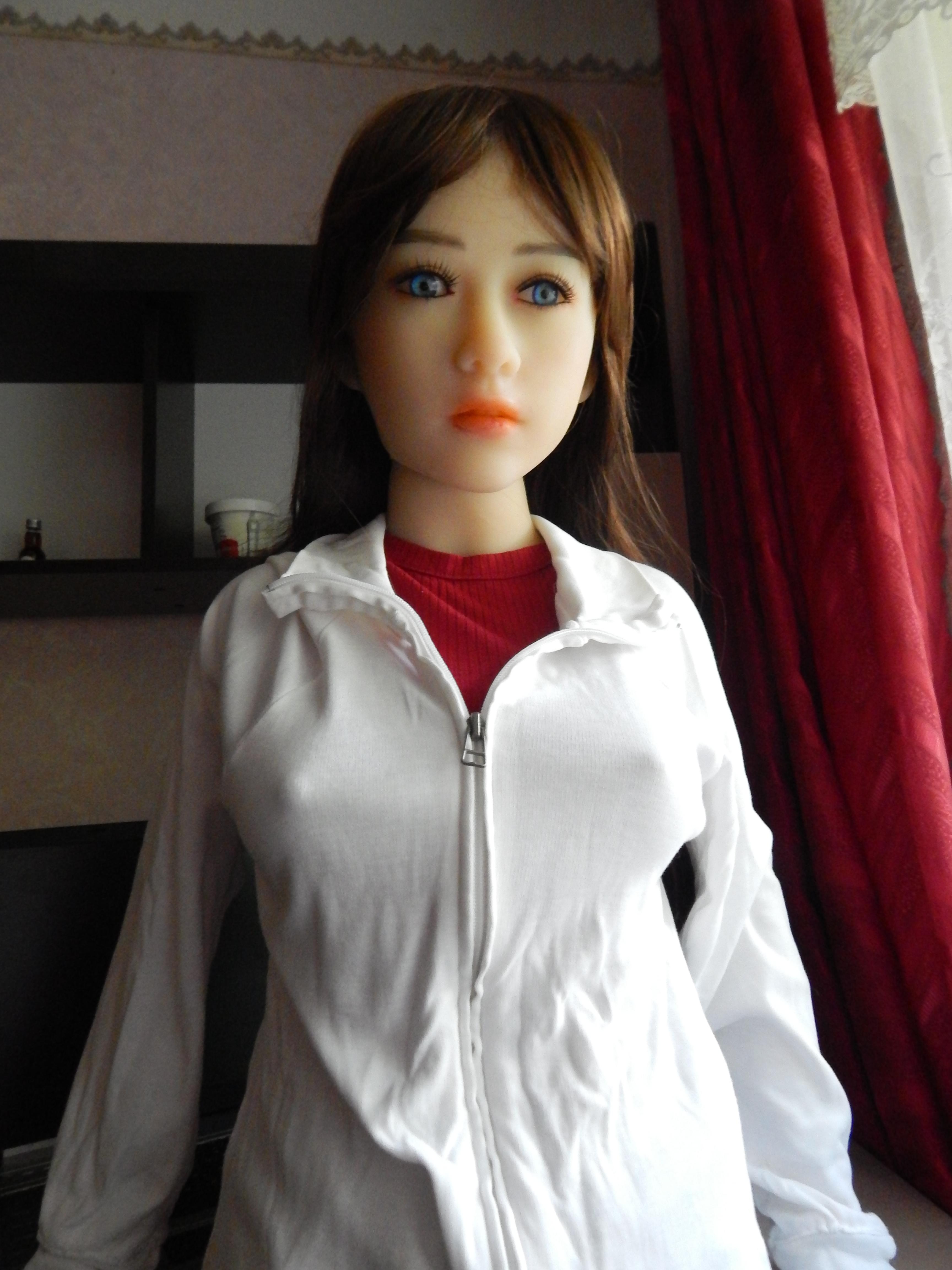 Kitty meets houseowner in her new room.