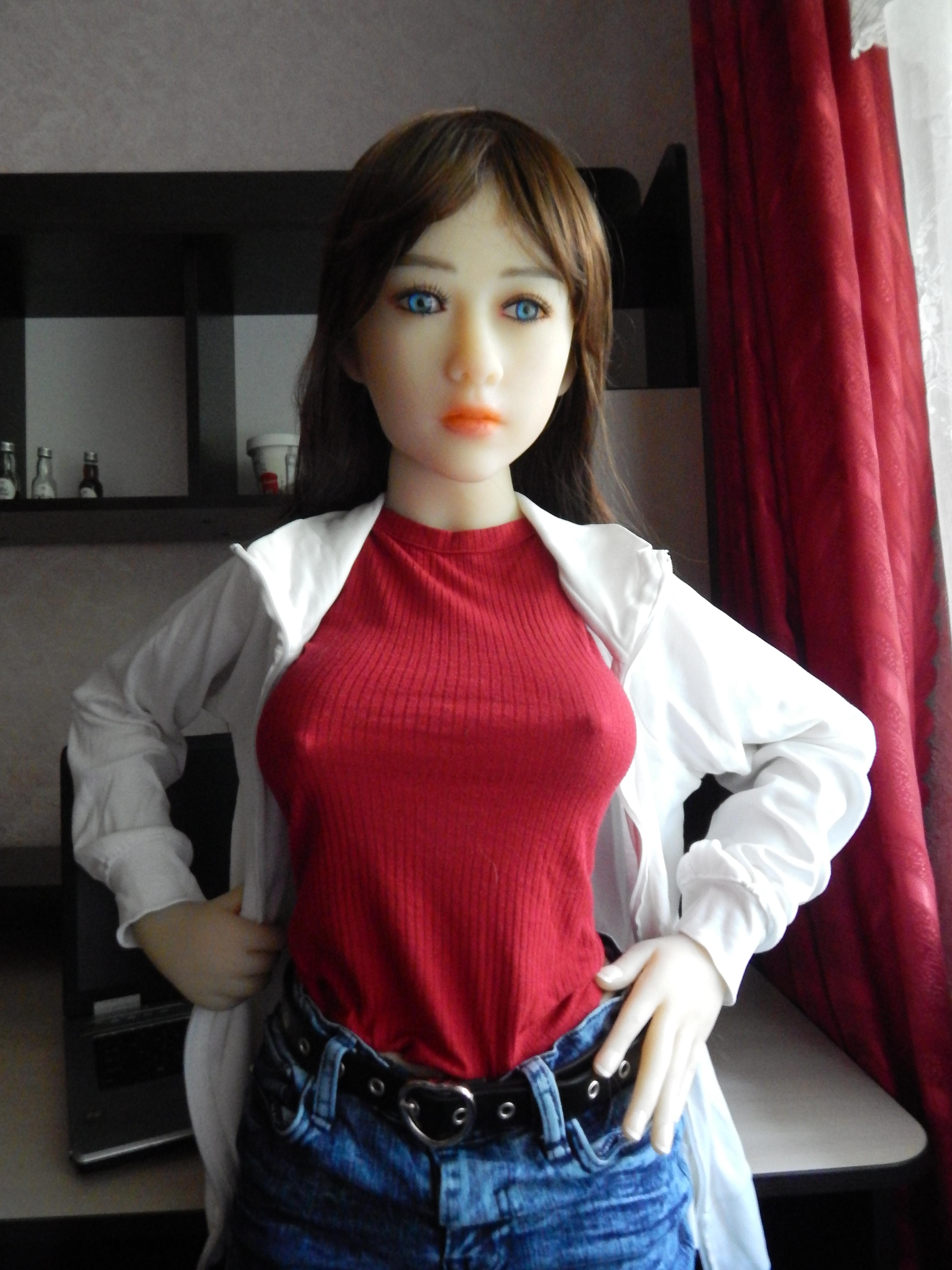 Kitty meets houseowner in her new room.