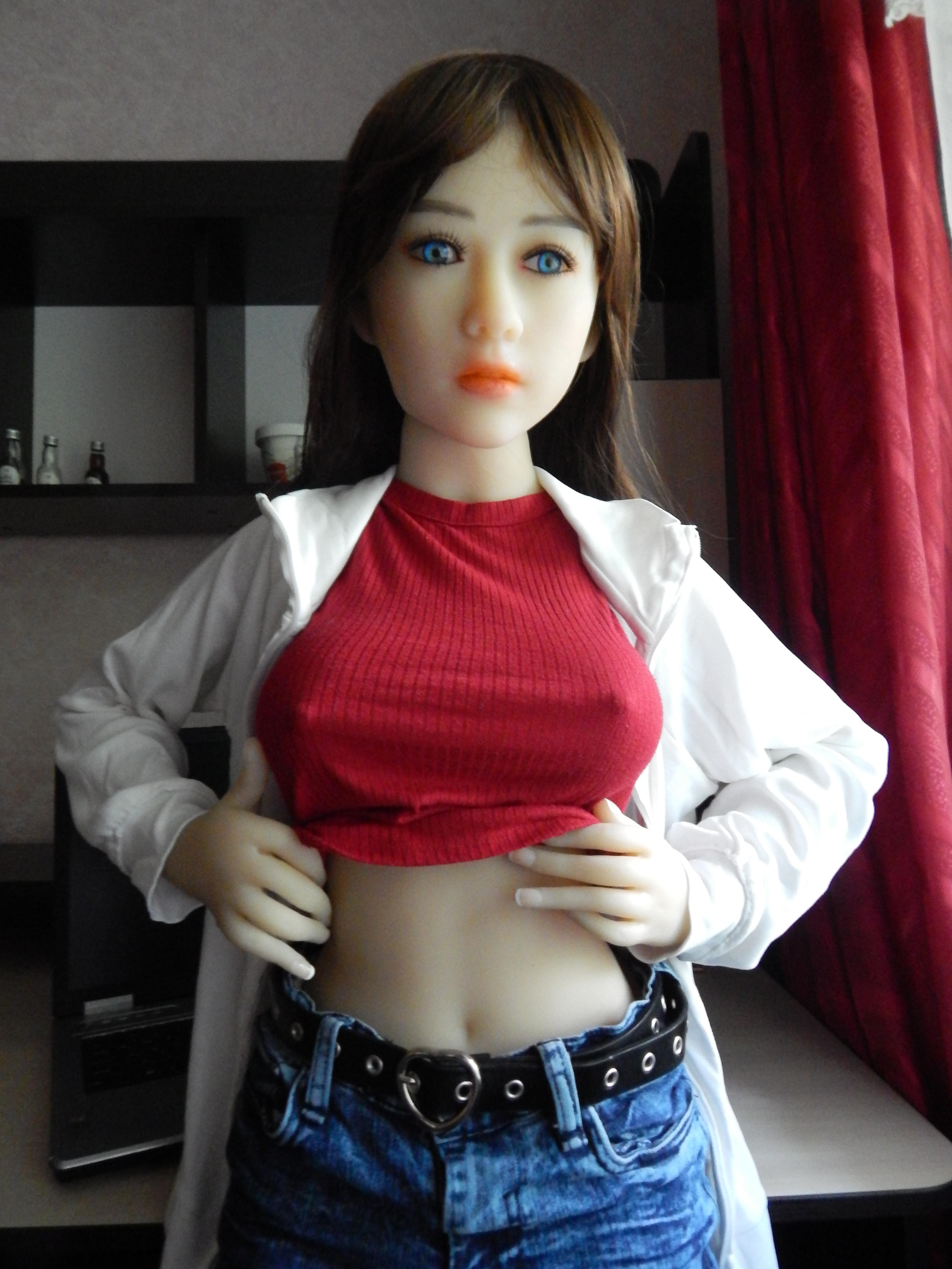 Kitty meets houseowner in her new room.